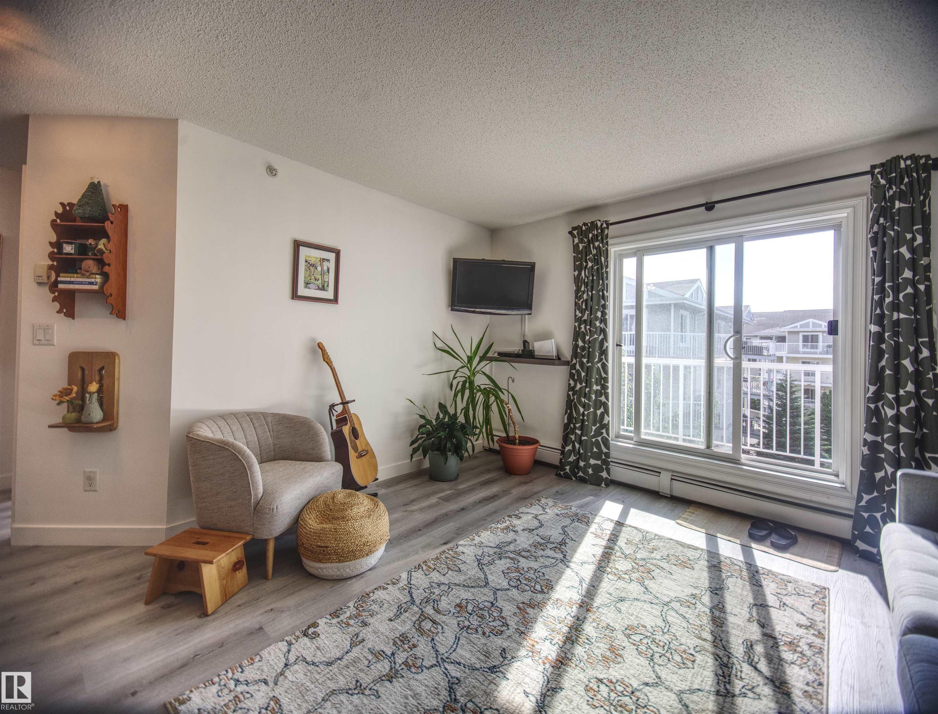 #409 4403 23 St Nw, Edmonton, AB - Indoor Photo Showing Living Room