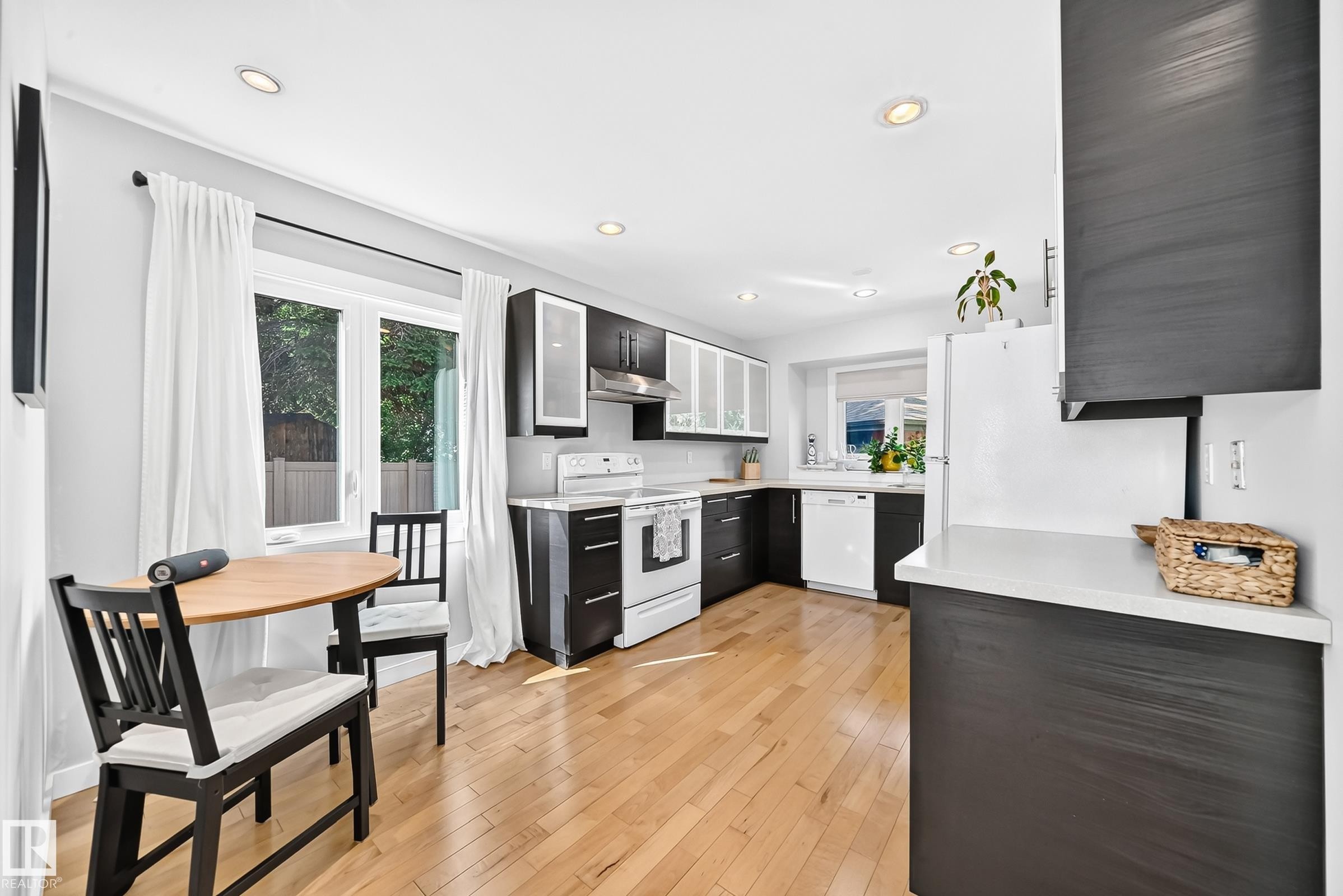 74 Lacombe Point(E), St. Albert, AB - Indoor Photo Showing Kitchen