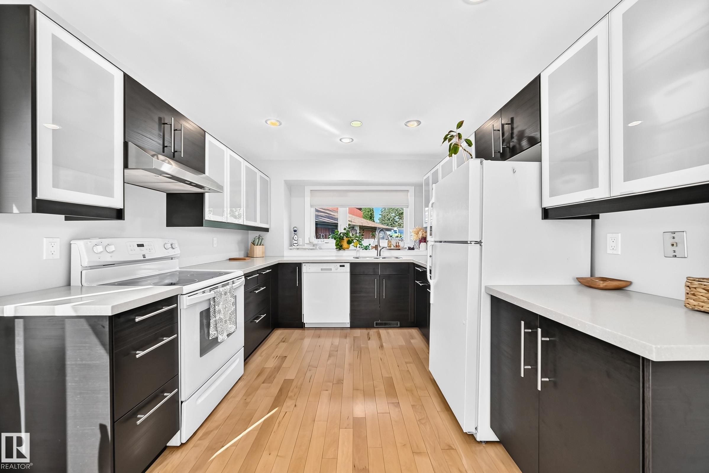 74 Lacombe Point(E), St. Albert, AB - Indoor Photo Showing Kitchen