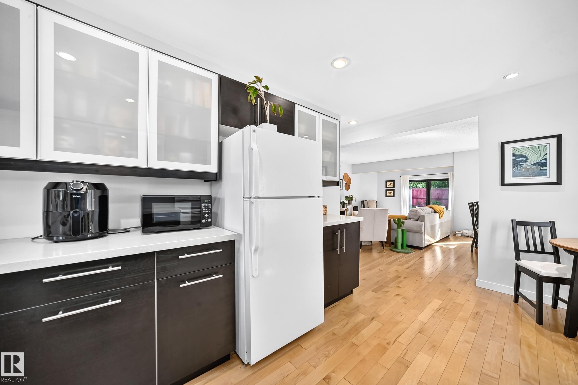 74 Lacombe Point(E), St. Albert, AB - Indoor Photo Showing Kitchen