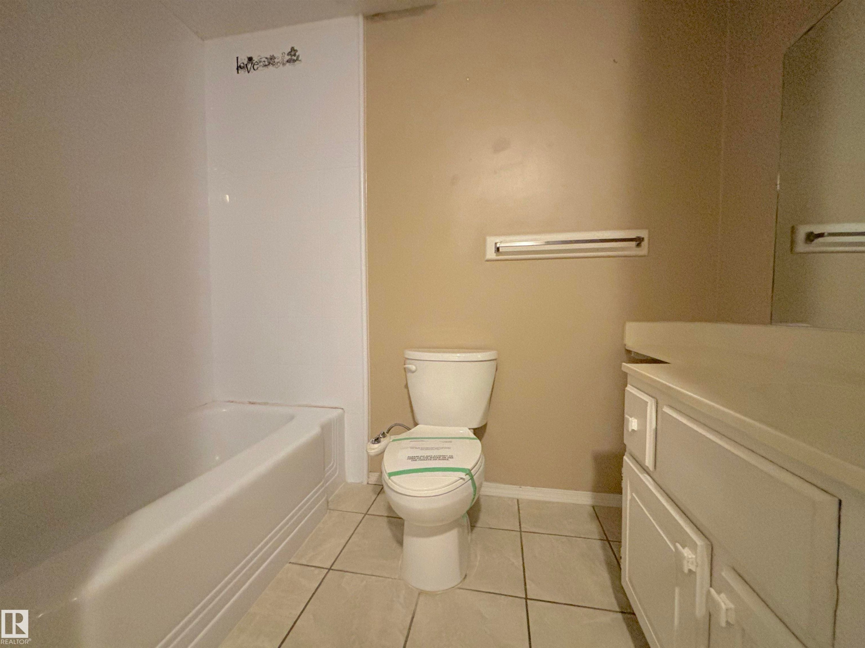 5955 40 Avenue Nw, Edmonton, AB - Indoor Photo Showing Bathroom