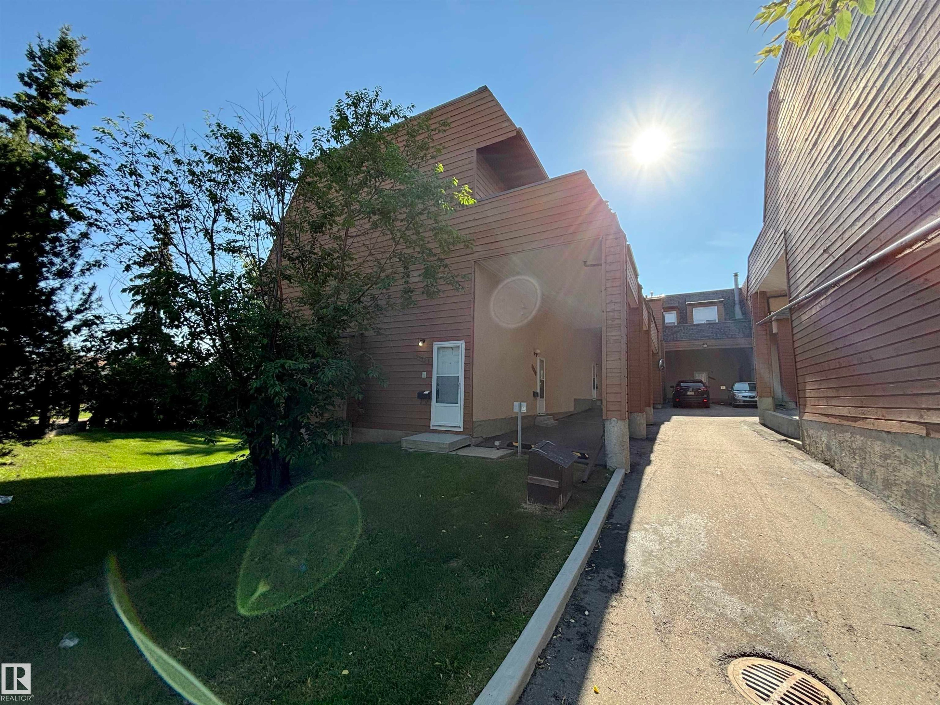5955 40 Avenue Nw, Edmonton, AB - Outdoor