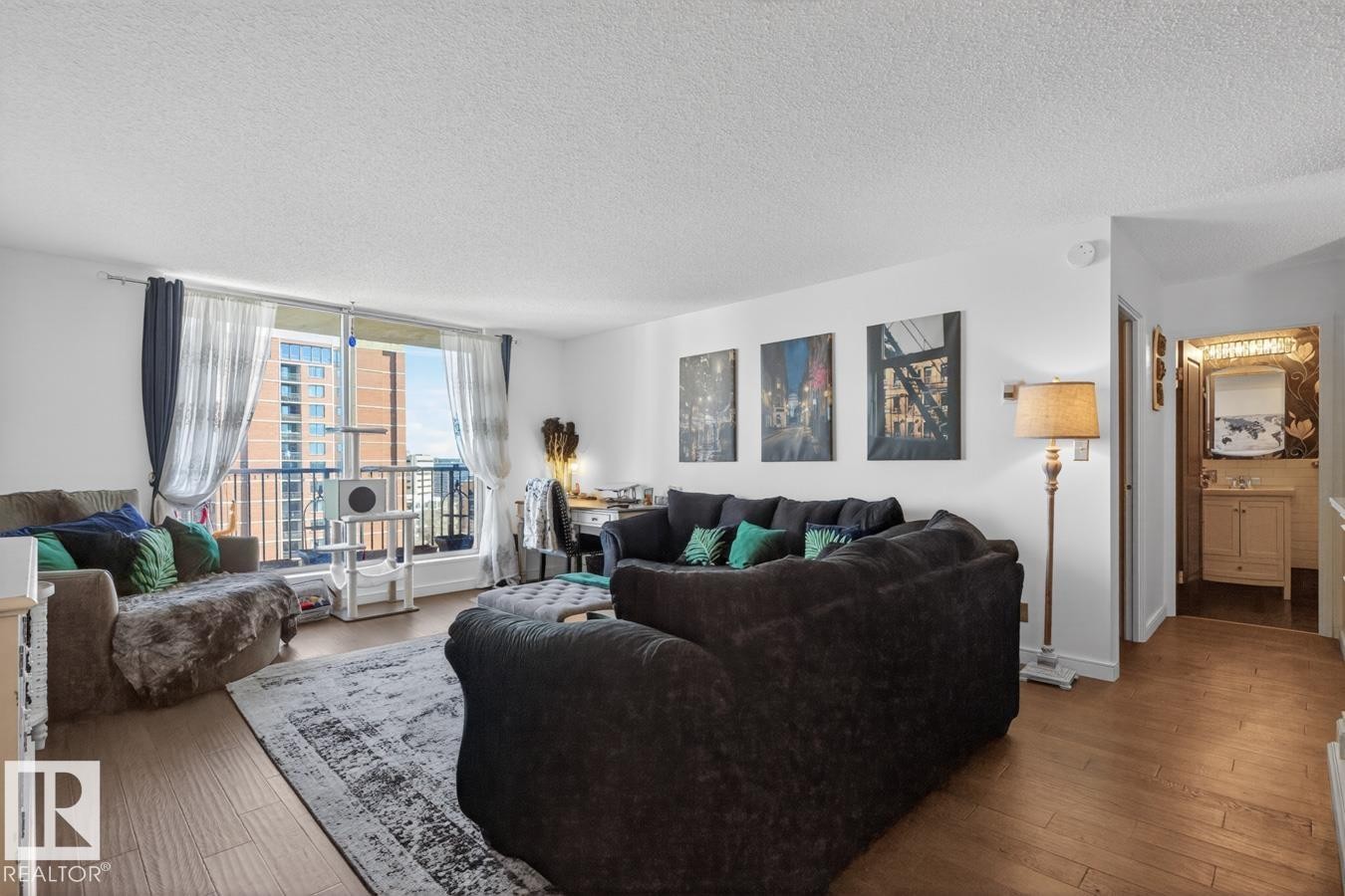 11307 99 Avenue Nw, Edmonton, AB - Indoor Photo Showing Living Room