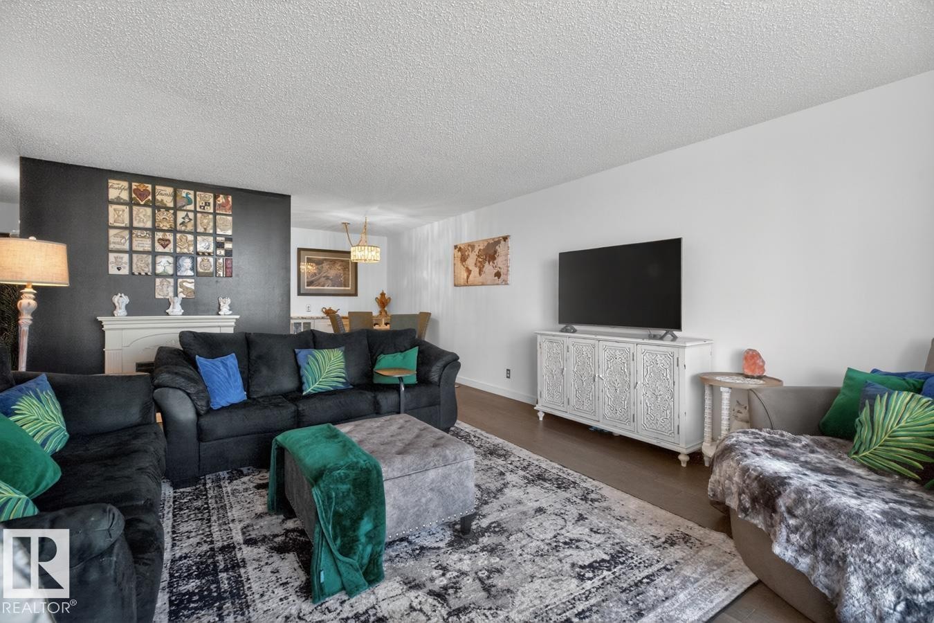 11307 99 Avenue Nw, Edmonton, AB - Indoor Photo Showing Living Room