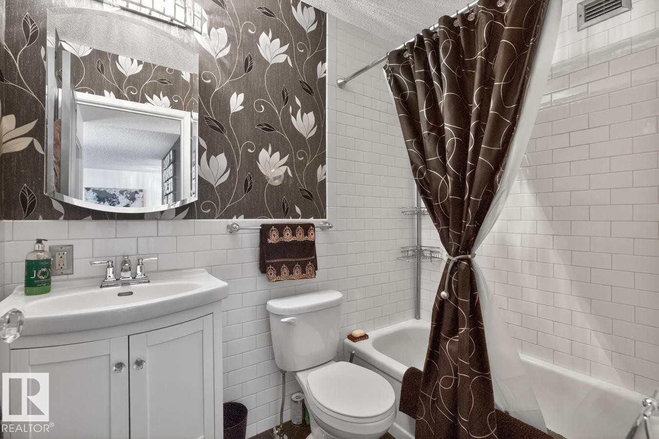 11307 99 Avenue Nw, Edmonton, AB - Indoor Photo Showing Bathroom