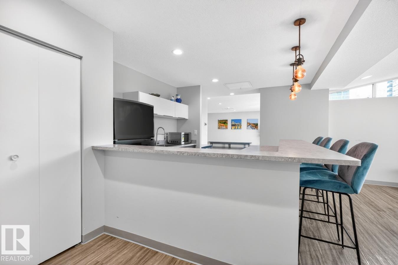 11307 99 Avenue Nw, Edmonton, AB - Indoor