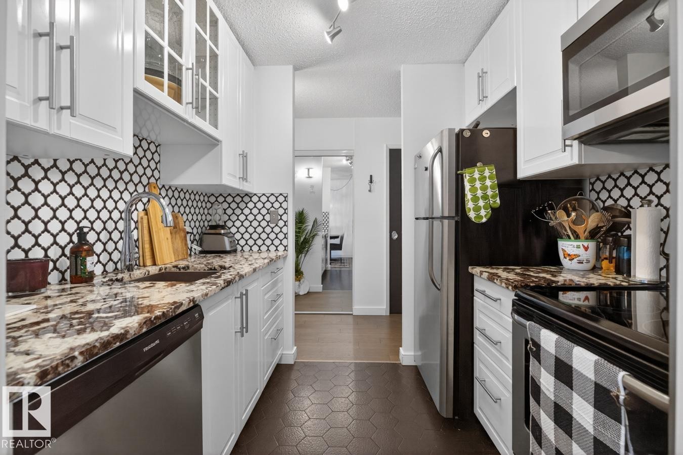 11307 99 Avenue Nw, Edmonton, AB - Indoor Photo Showing Kitchen With Upgraded Kitchen