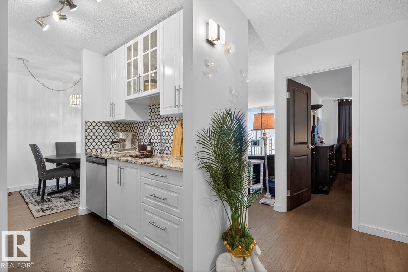 11307 99 Avenue Nw, Edmonton, AB - Indoor Photo Showing Kitchen