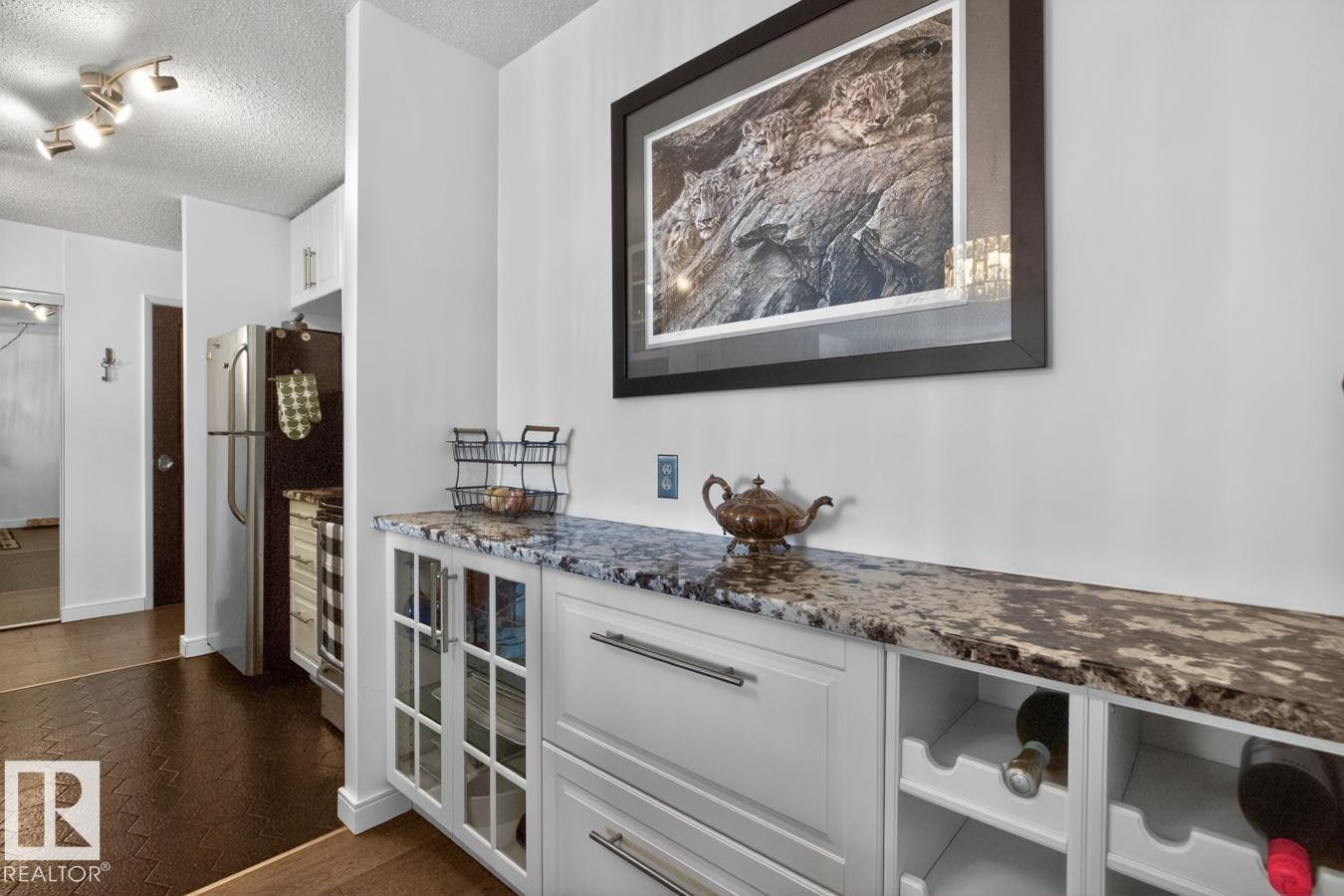 11307 99 Avenue Nw, Edmonton, AB - Indoor Photo Showing Kitchen