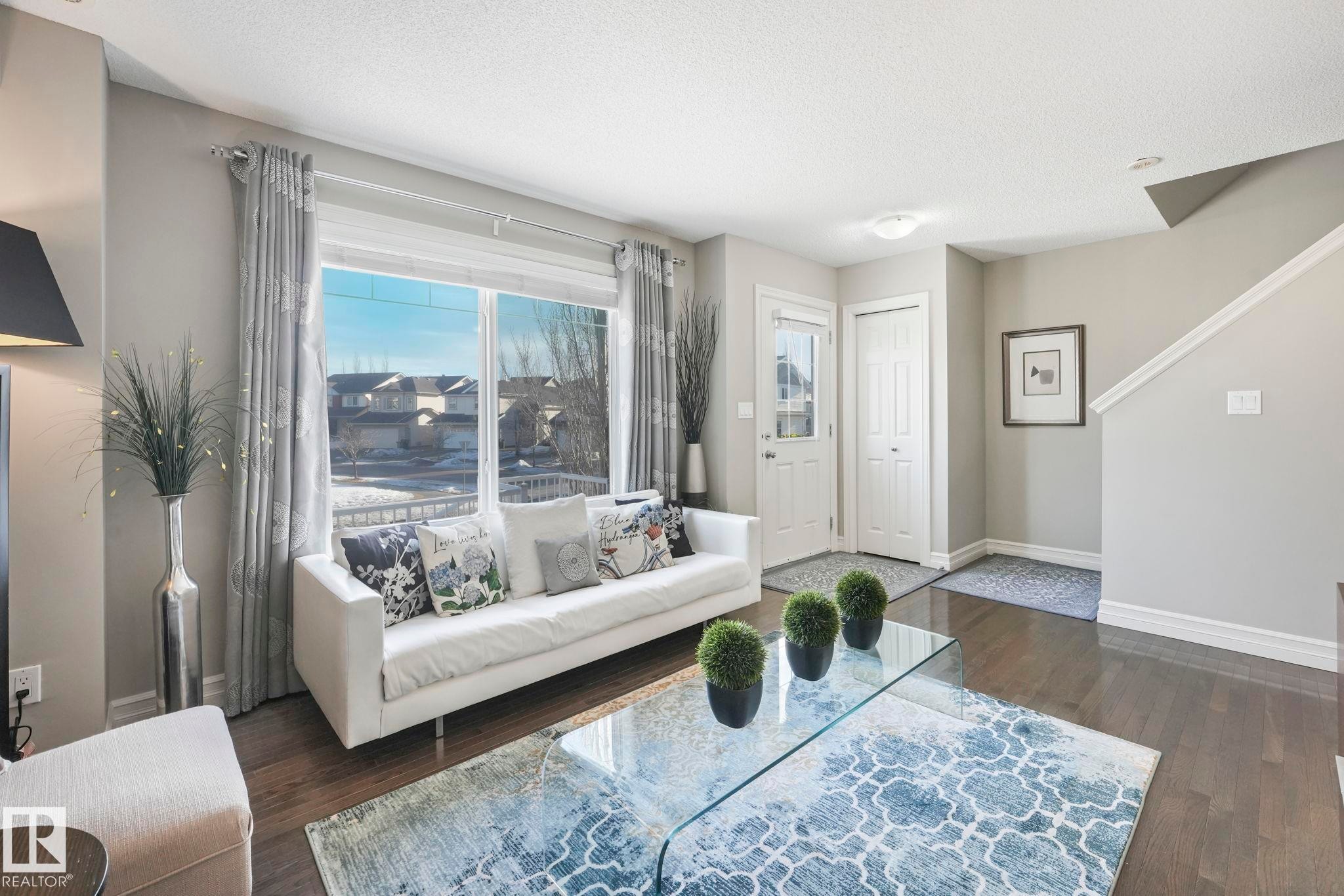 5505 3 Avenue Sw, Edmonton, AB - Indoor Photo Showing Living Room