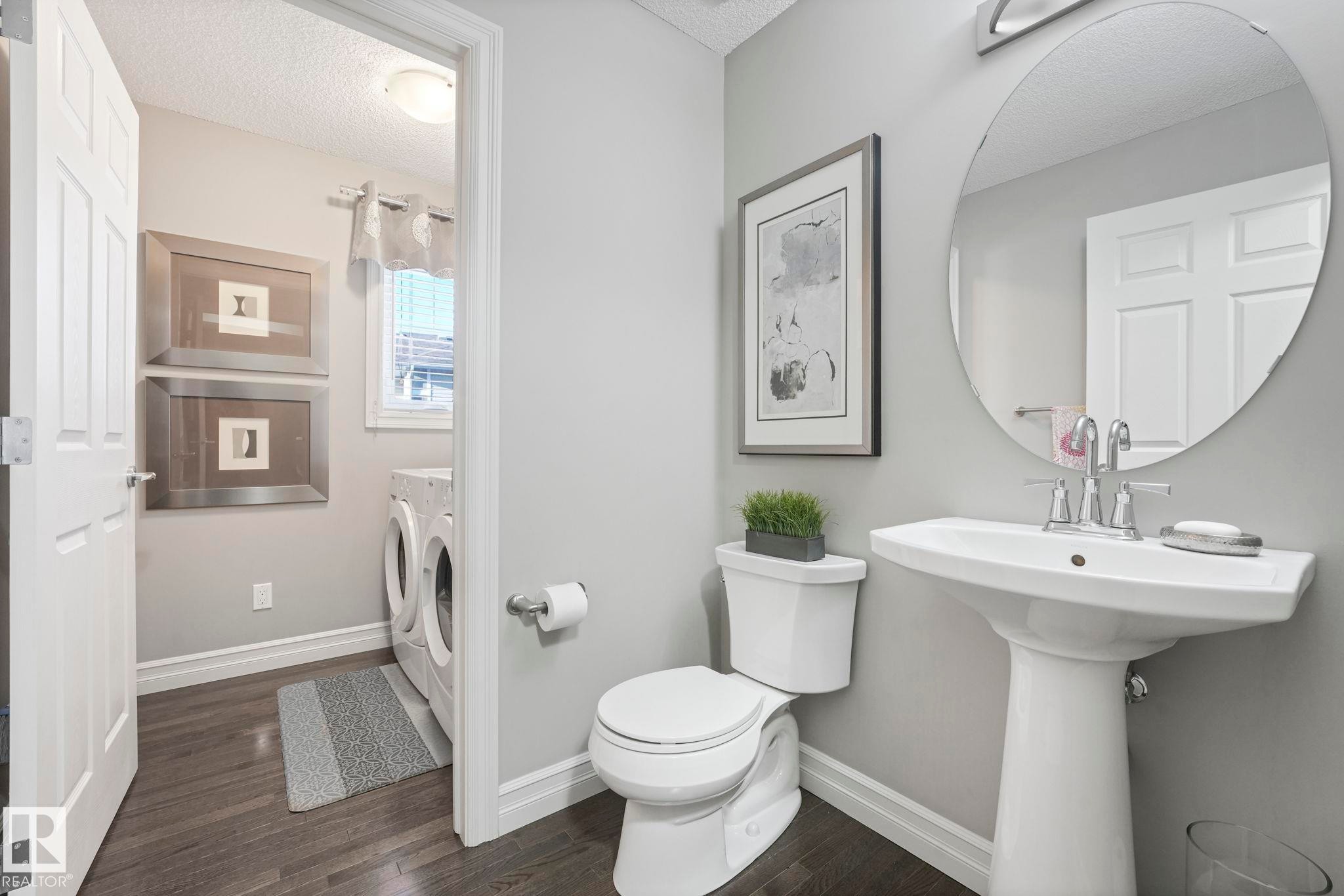 5505 3 Avenue Sw, Edmonton, AB - Indoor Photo Showing Bathroom