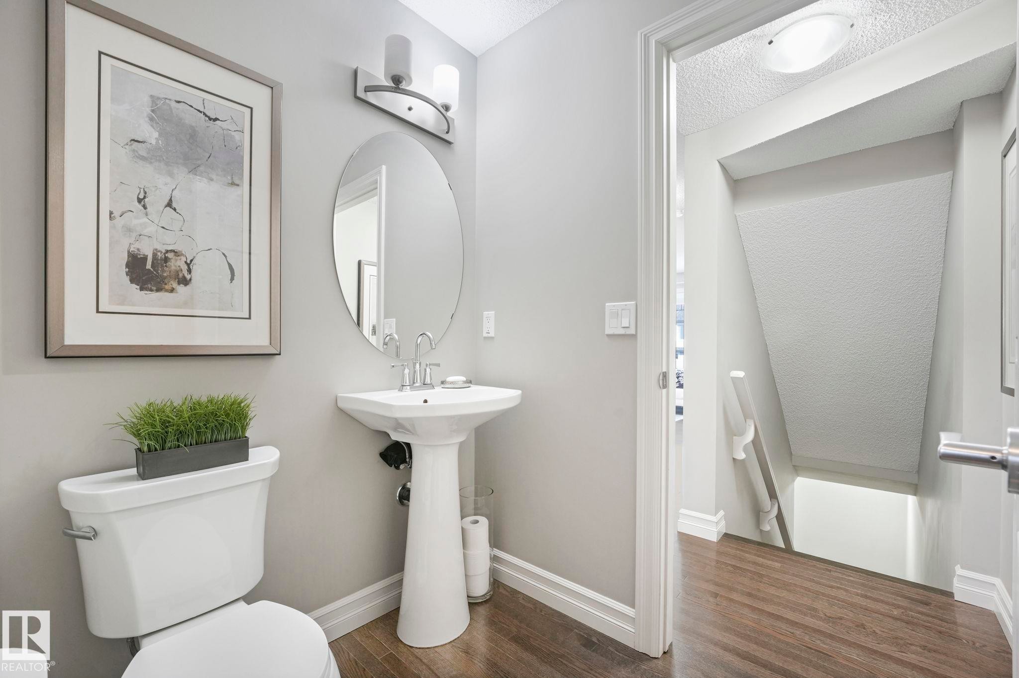 5505 3 Avenue Sw, Edmonton, AB - Indoor Photo Showing Bathroom