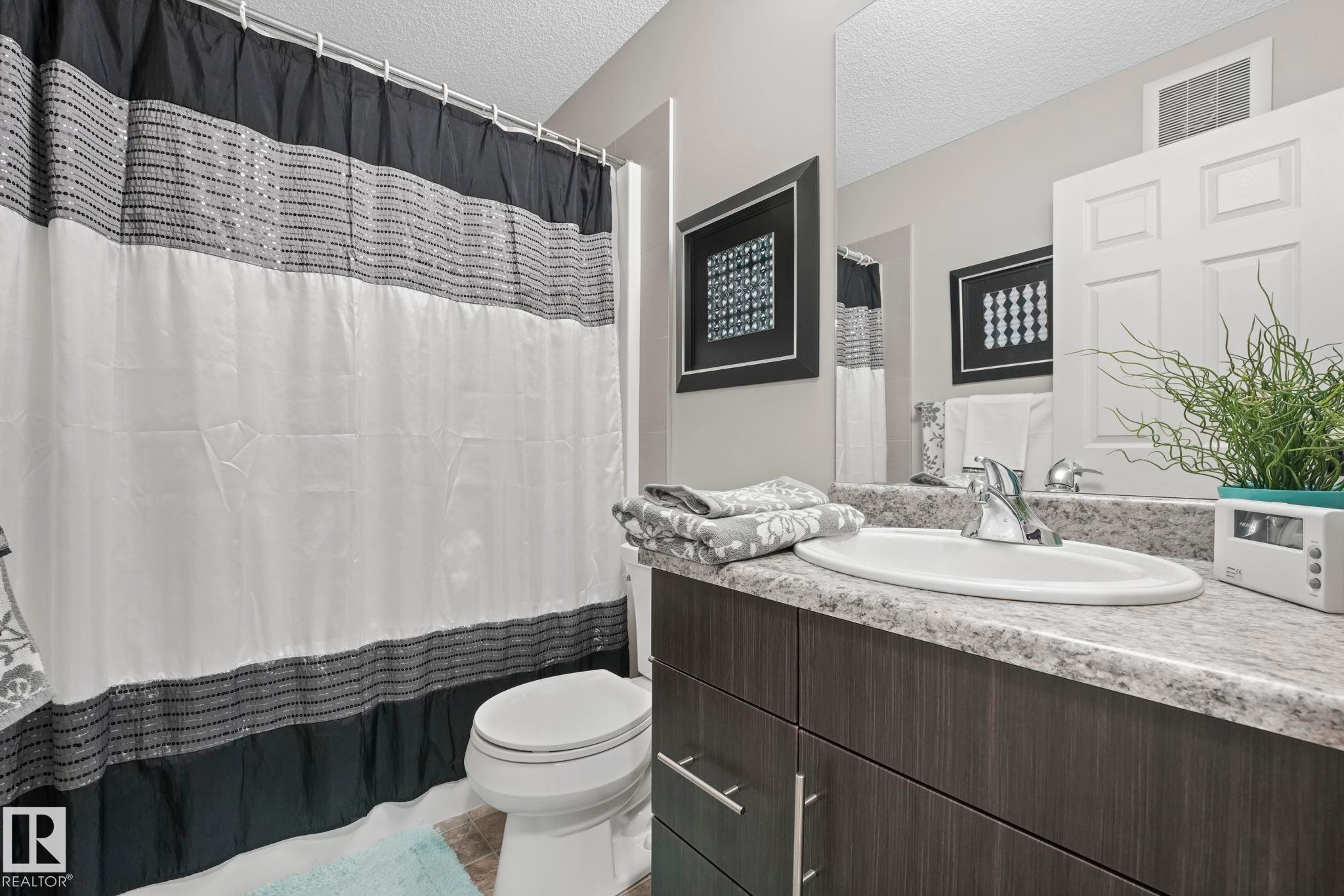 5505 3 Avenue Sw, Edmonton, AB - Indoor Photo Showing Bathroom