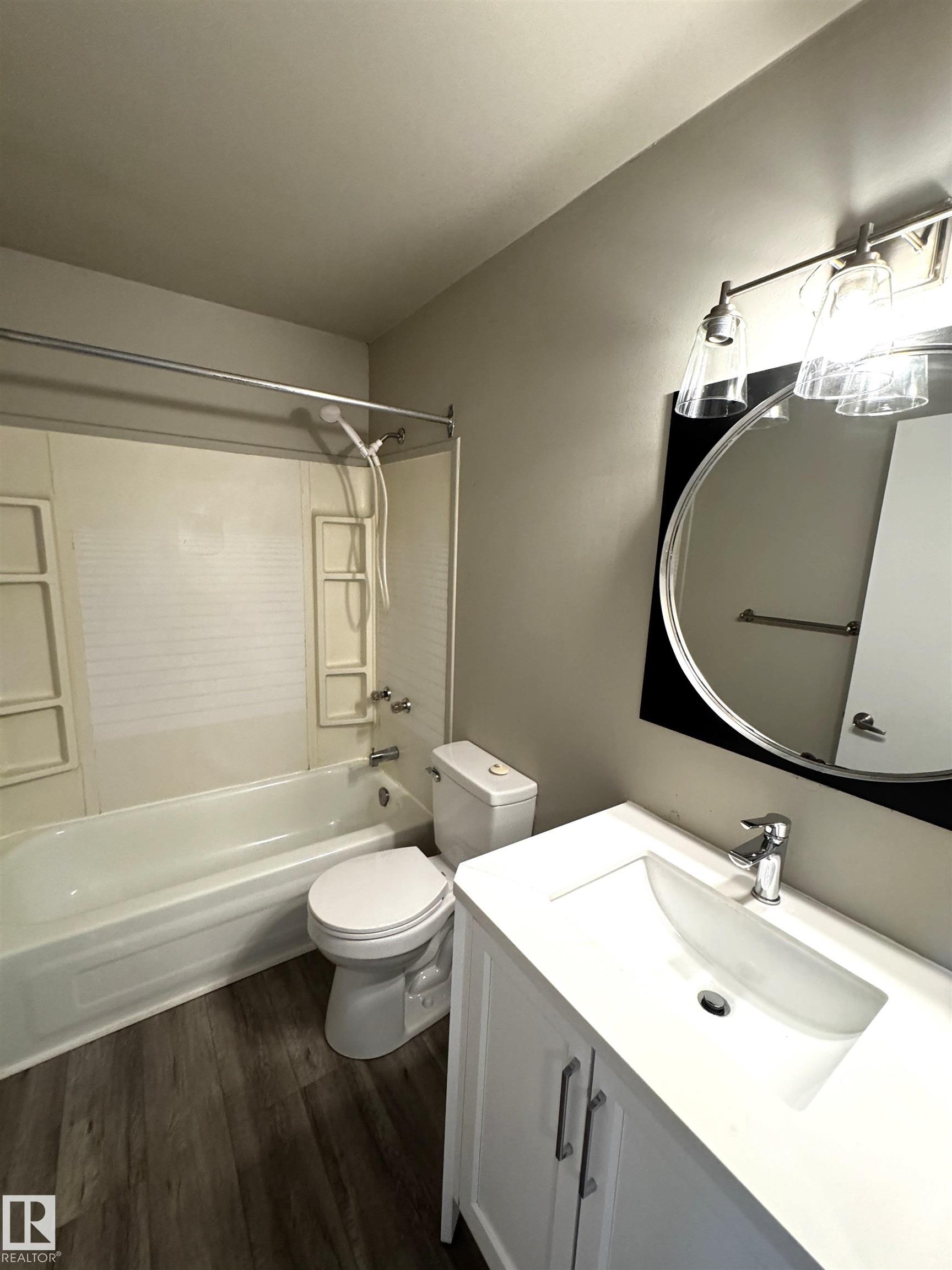 404 Village On The Green Nw, Edmonton, AB - Indoor Photo Showing Bathroom