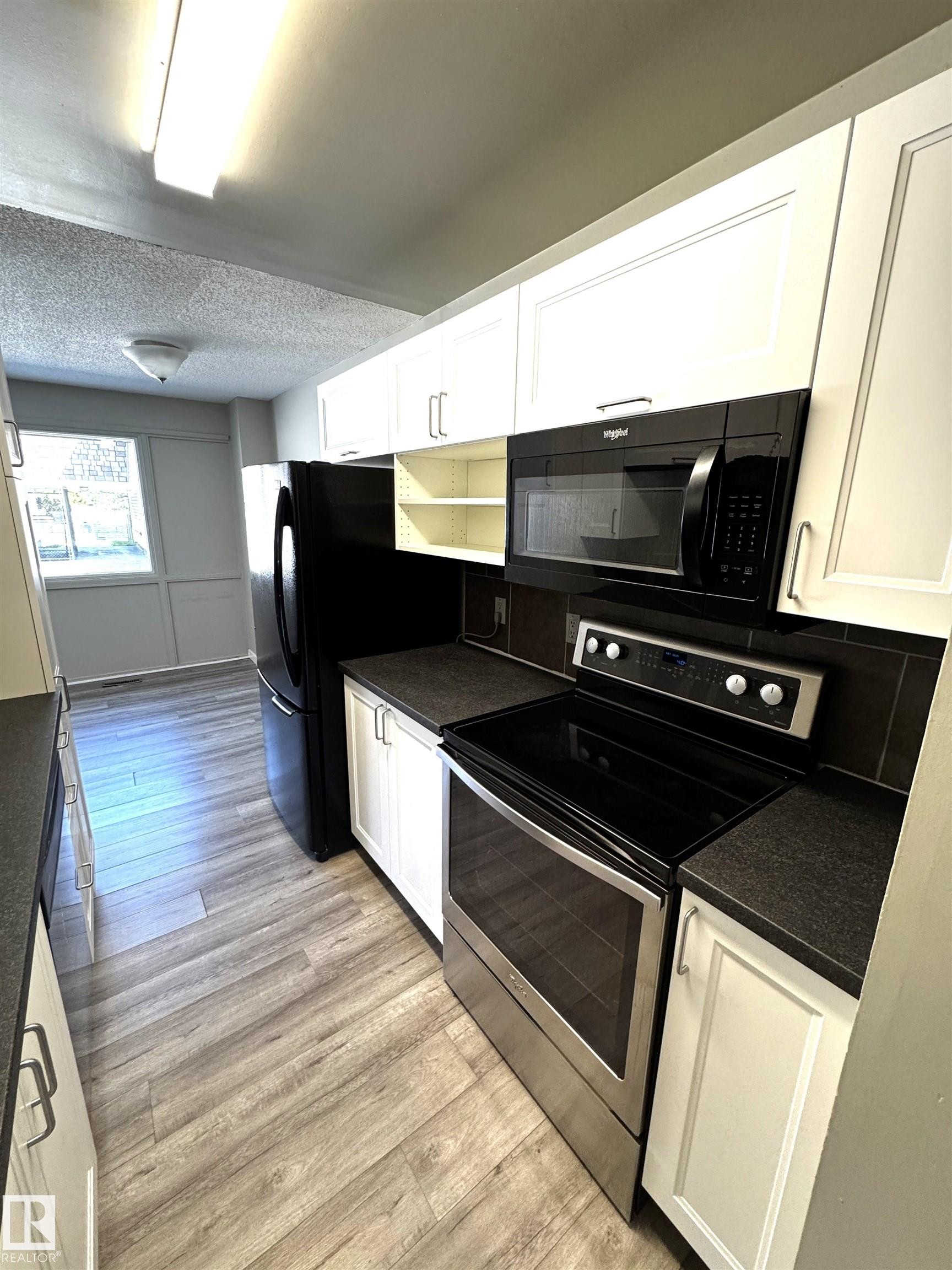 404 Village On The Green Nw, Edmonton, AB - Indoor Photo Showing Kitchen
