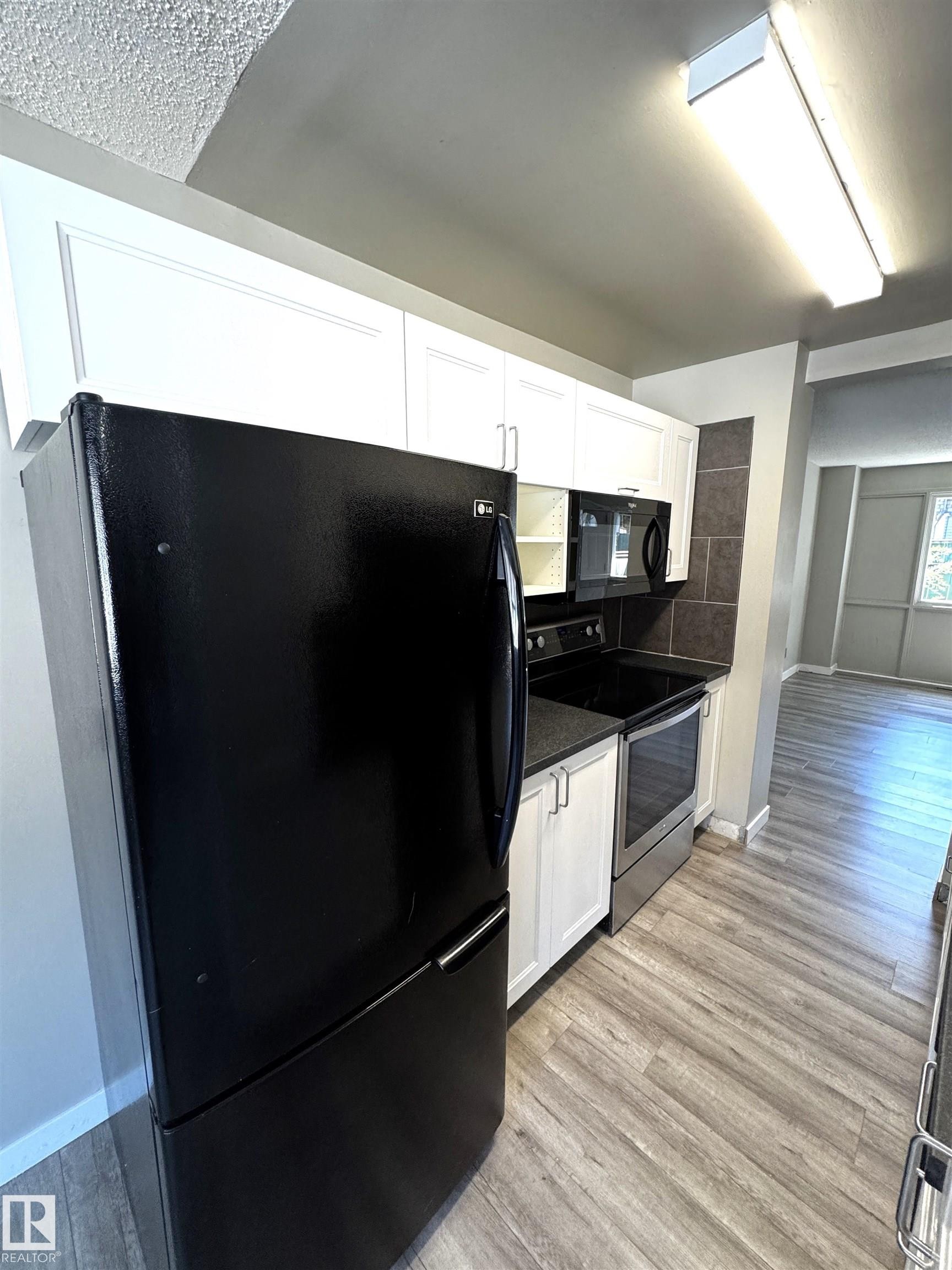 404 Village On The Green Nw, Edmonton, AB - Indoor Photo Showing Kitchen