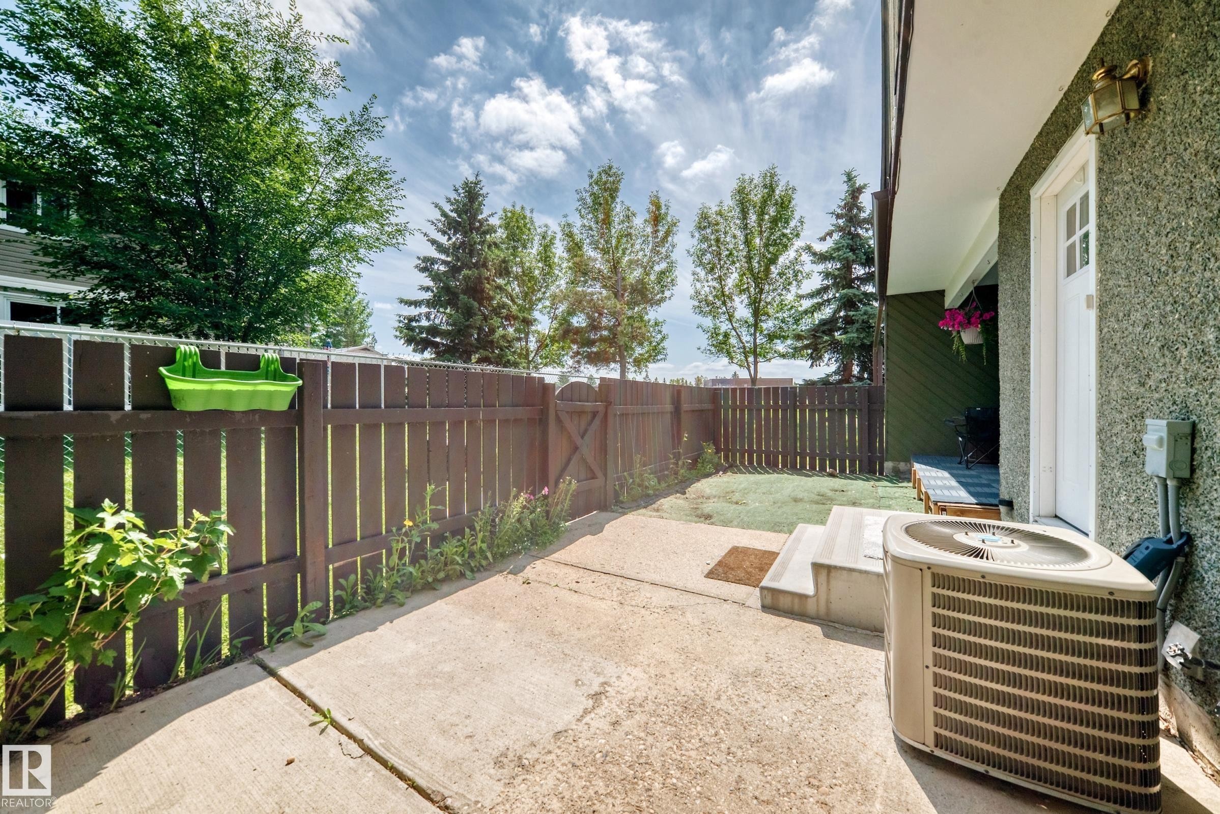 8033 27 Avenue Nw, Edmonton, AB - Outdoor