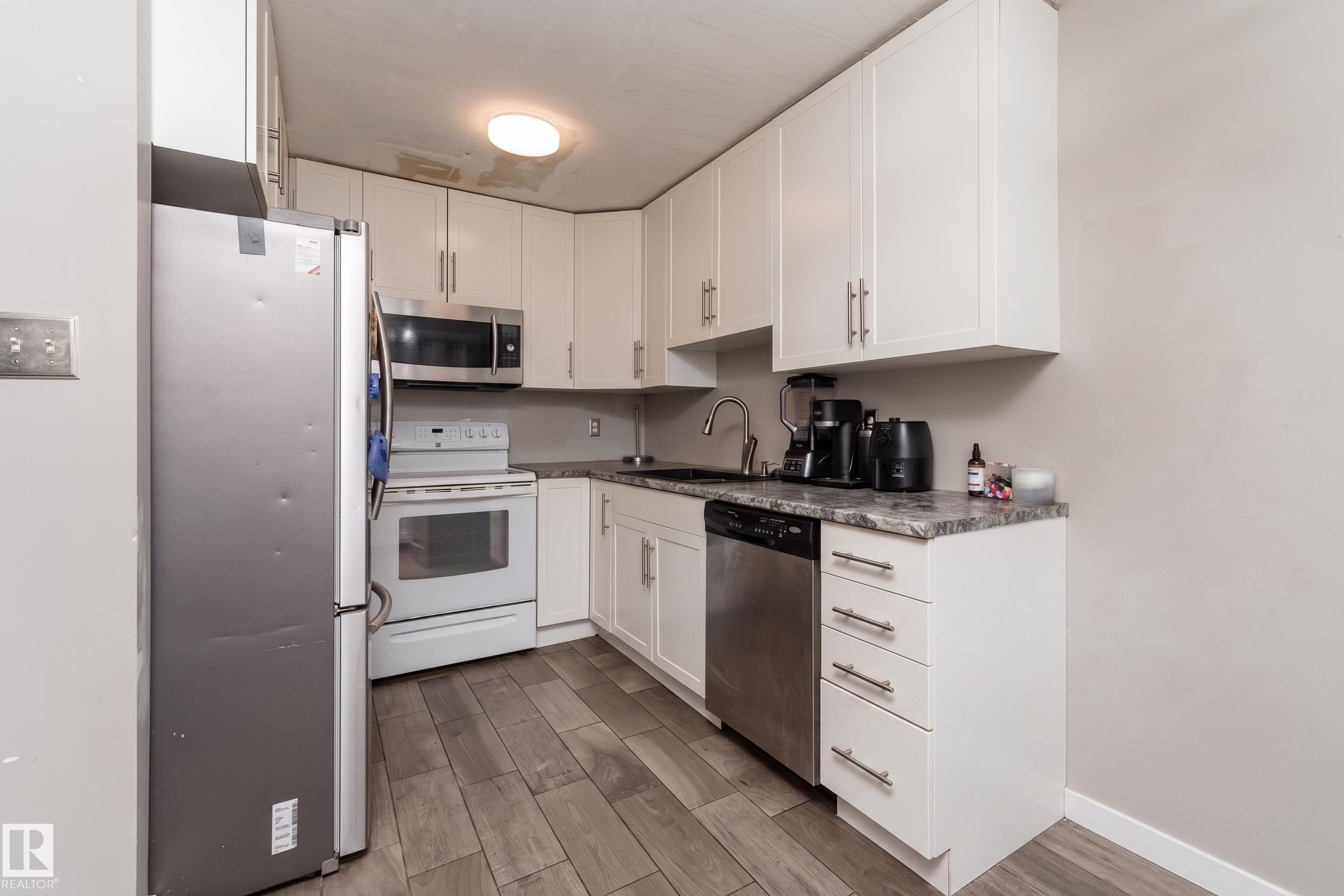 #2 4707 126 Av Nw, Edmonton, AB - Indoor Photo Showing Kitchen