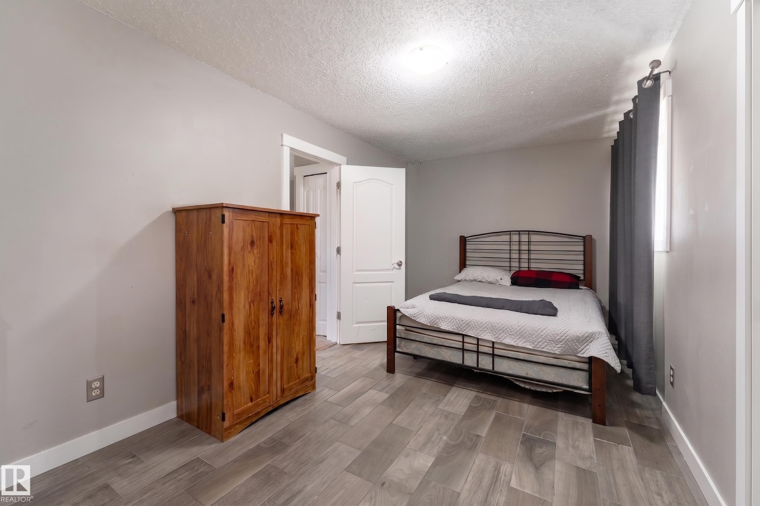 #2 4707 126 Av Nw, Edmonton, AB - Indoor Photo Showing Bedroom