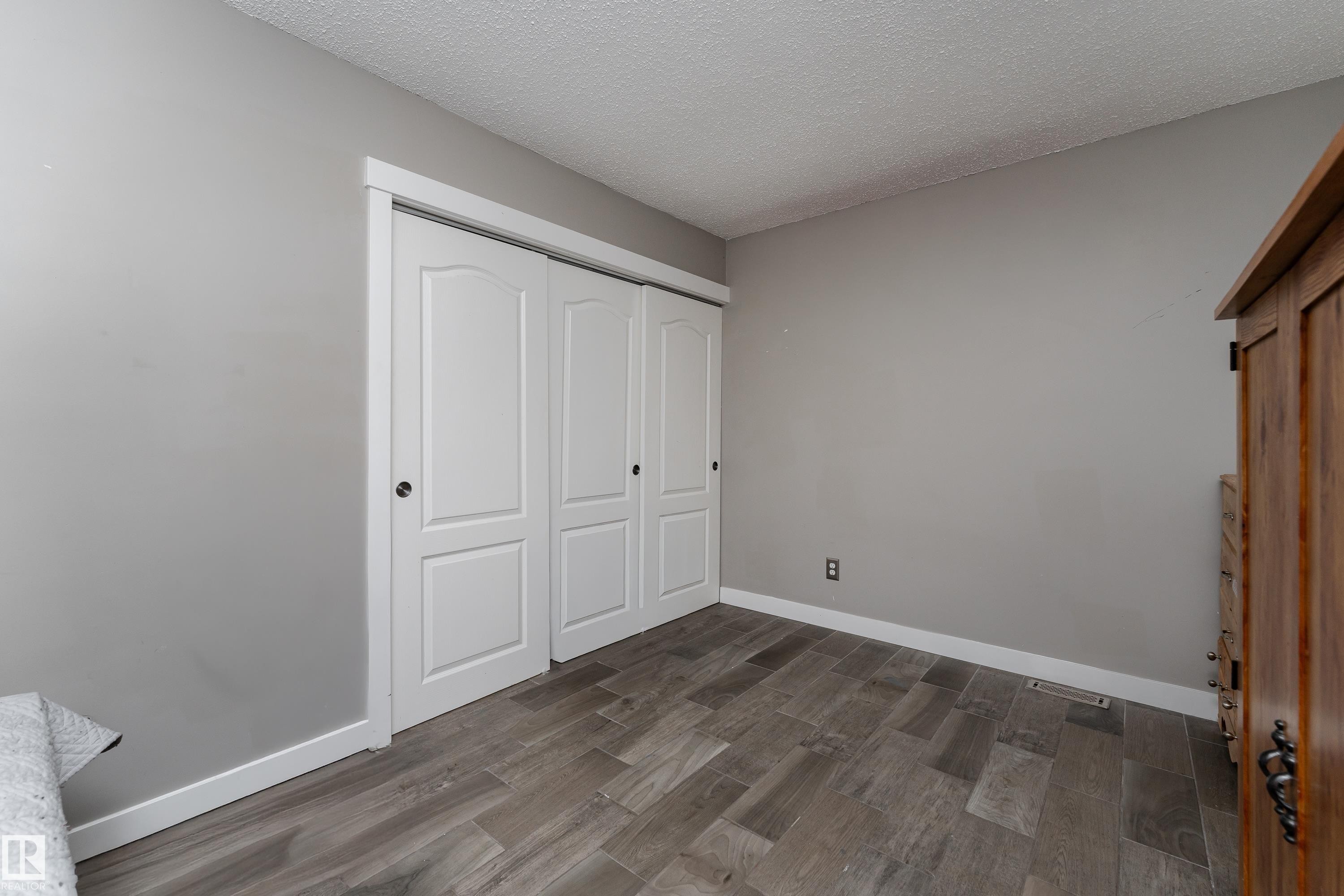 #2 4707 126 Av Nw, Edmonton, AB - Indoor Photo Showing Other Room