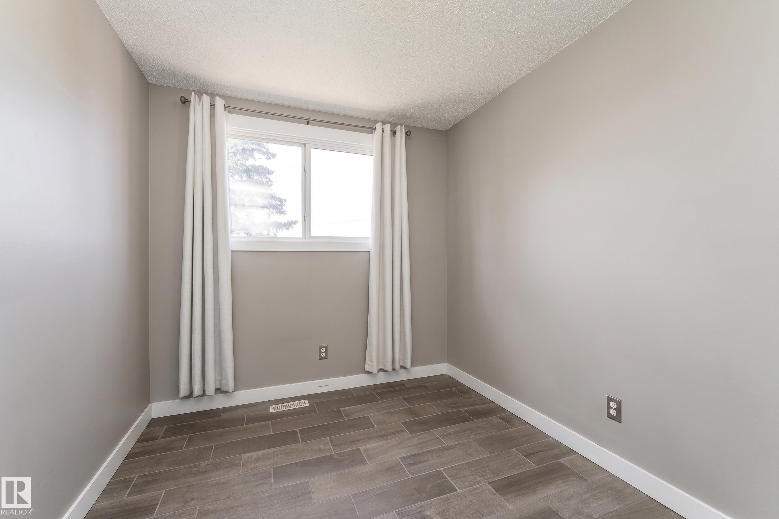 #2 4707 126 Av Nw, Edmonton, AB - Indoor Photo Showing Other Room