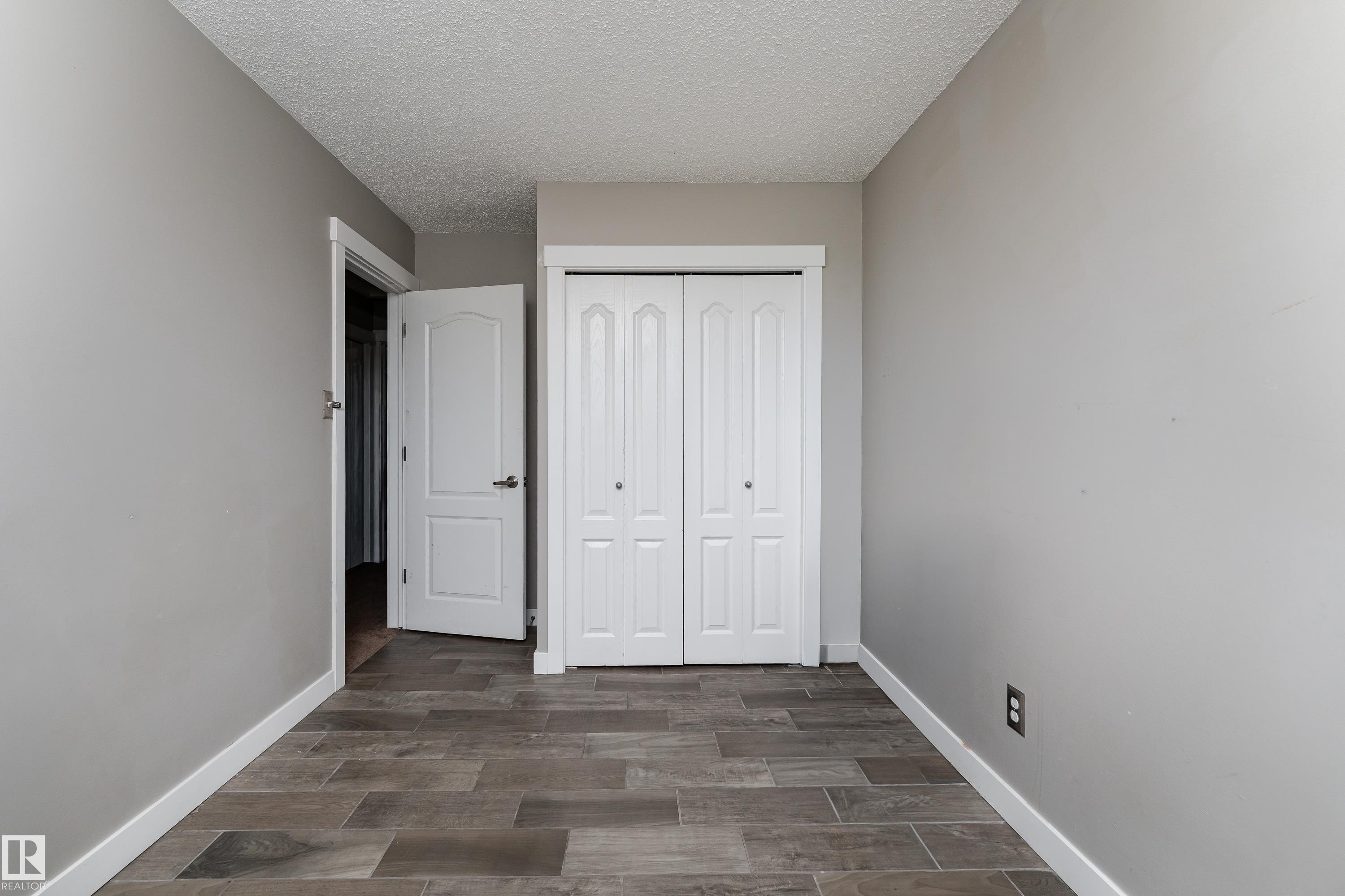#2 4707 126 Av Nw, Edmonton, AB - Indoor Photo Showing Other Room