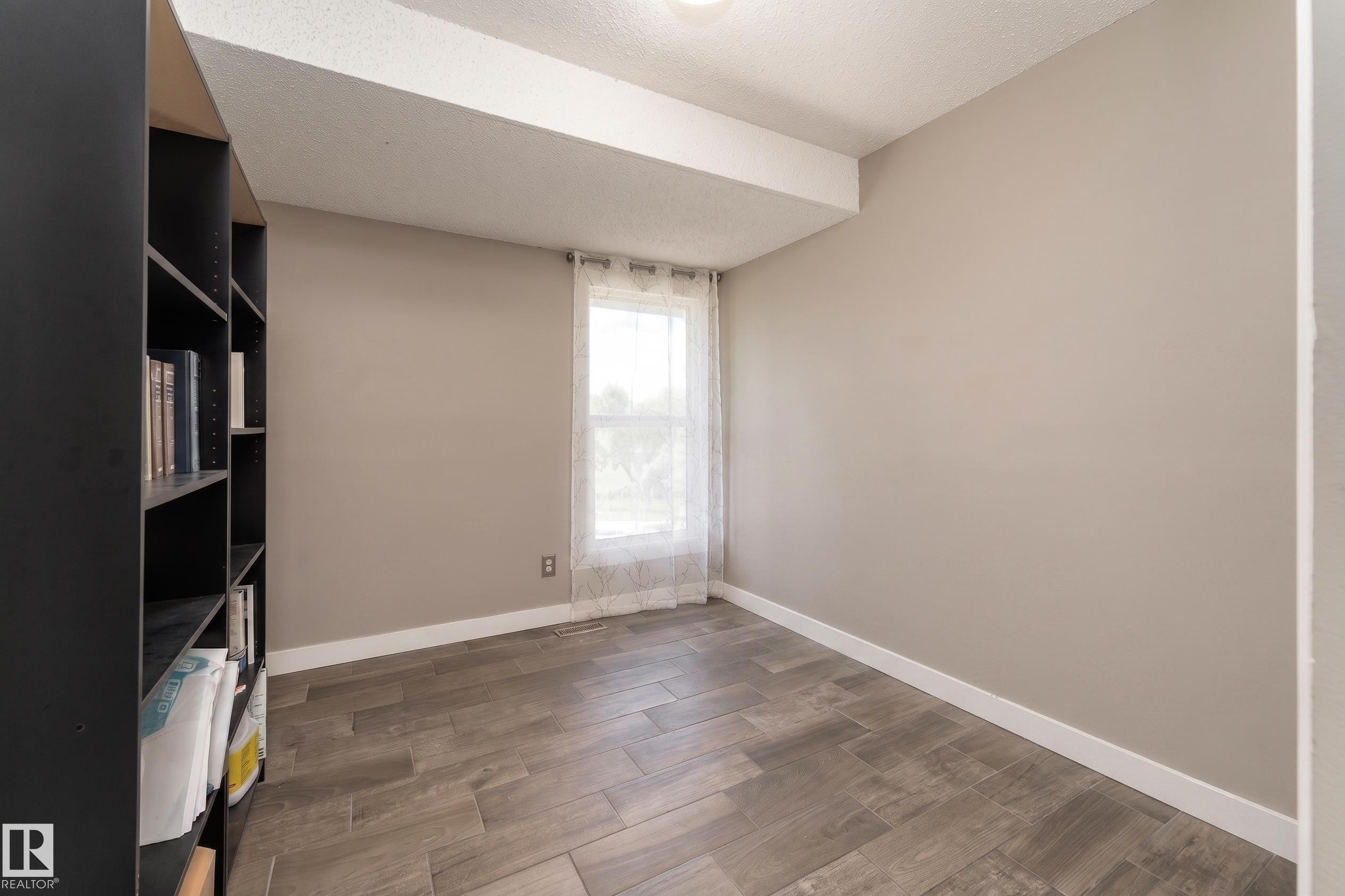 #2 4707 126 Av Nw, Edmonton, AB - Indoor Photo Showing Other Room