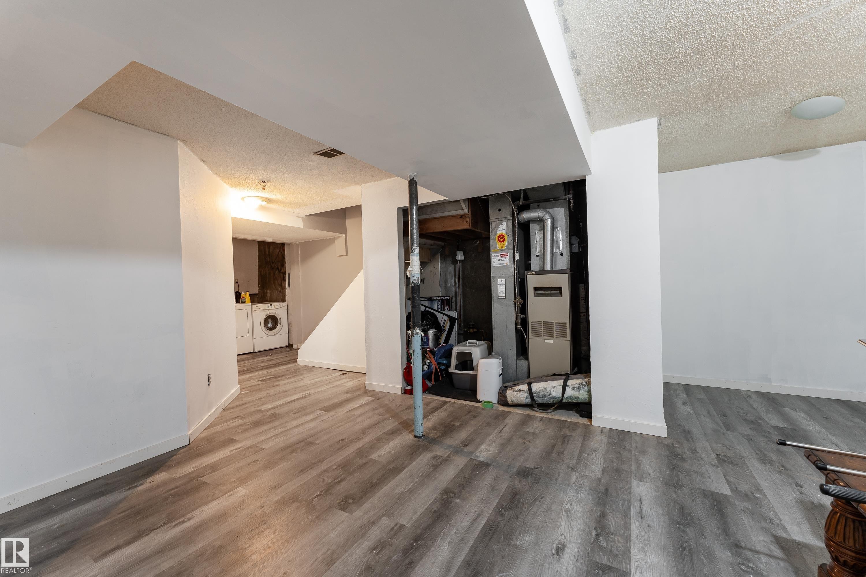 #2 4707 126 Av Nw, Edmonton, AB - Indoor Photo Showing Other Room