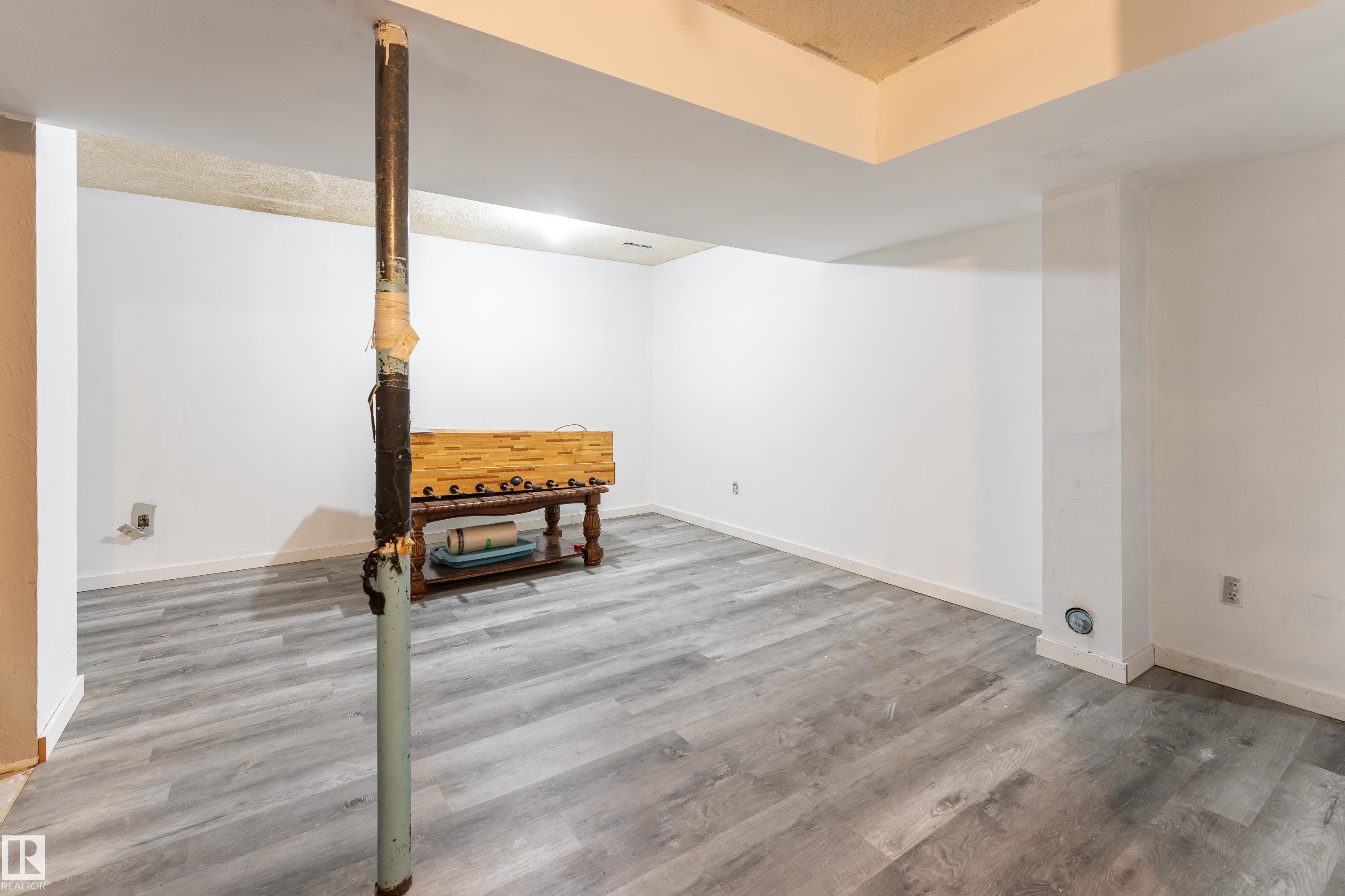#2 4707 126 Av Nw, Edmonton, AB - Indoor Photo Showing Other Room