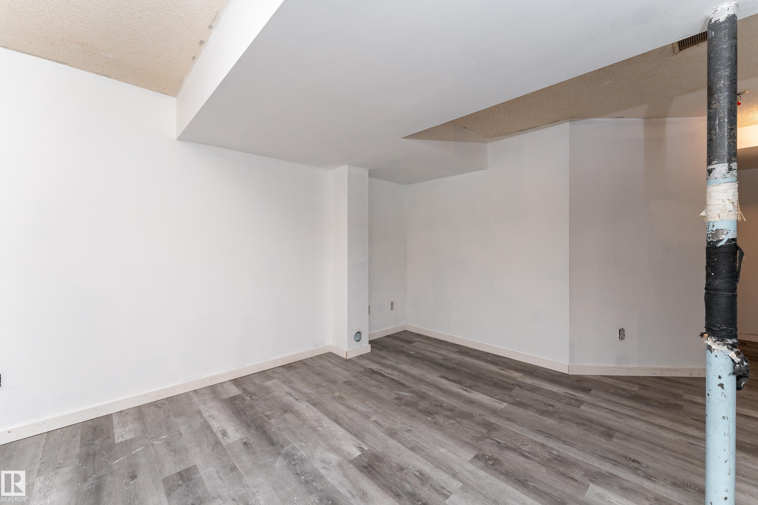 #2 4707 126 Av Nw, Edmonton, AB - Indoor Photo Showing Other Room