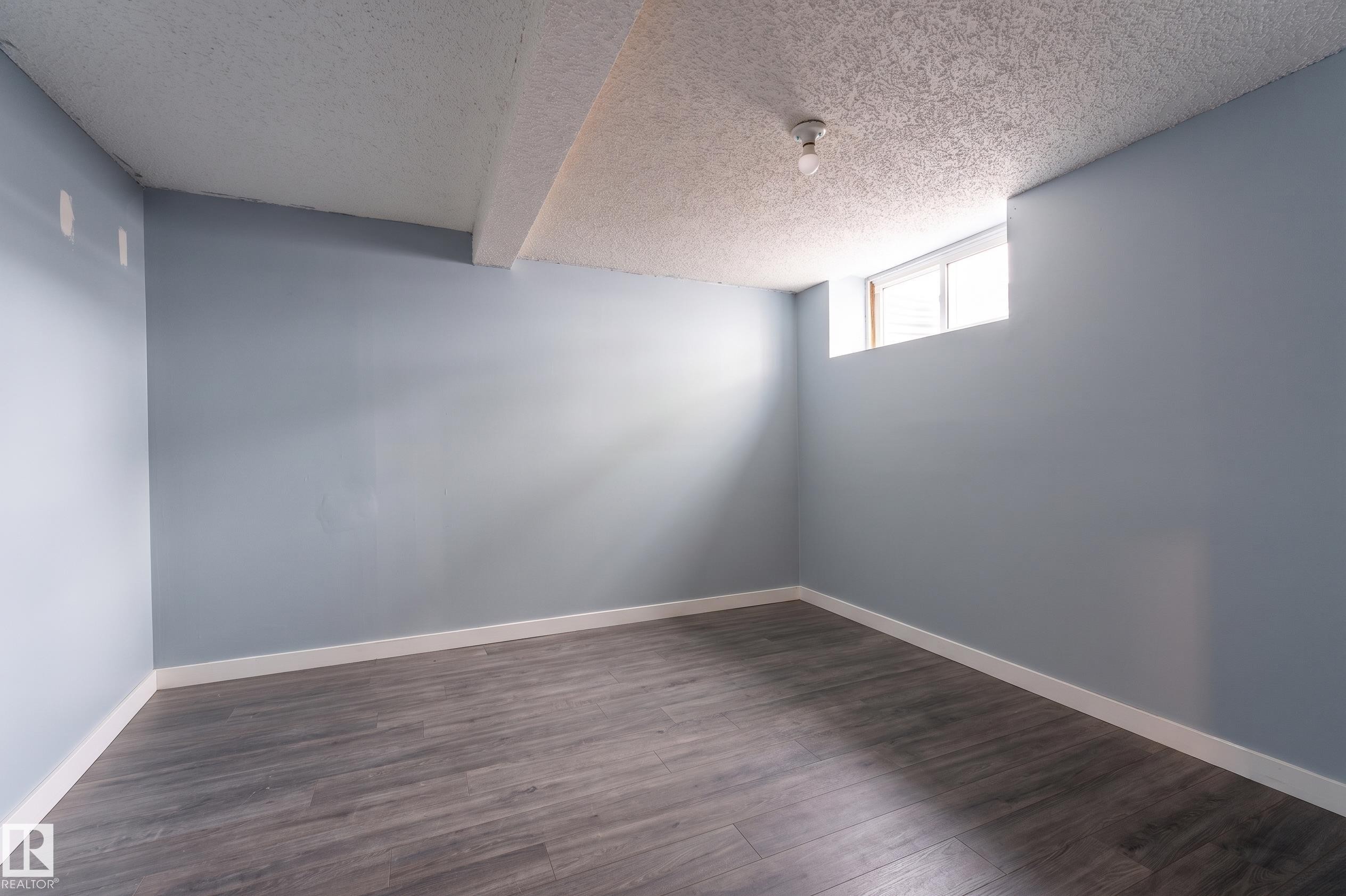#2 4707 126 Av Nw, Edmonton, AB - Indoor Photo Showing Other Room