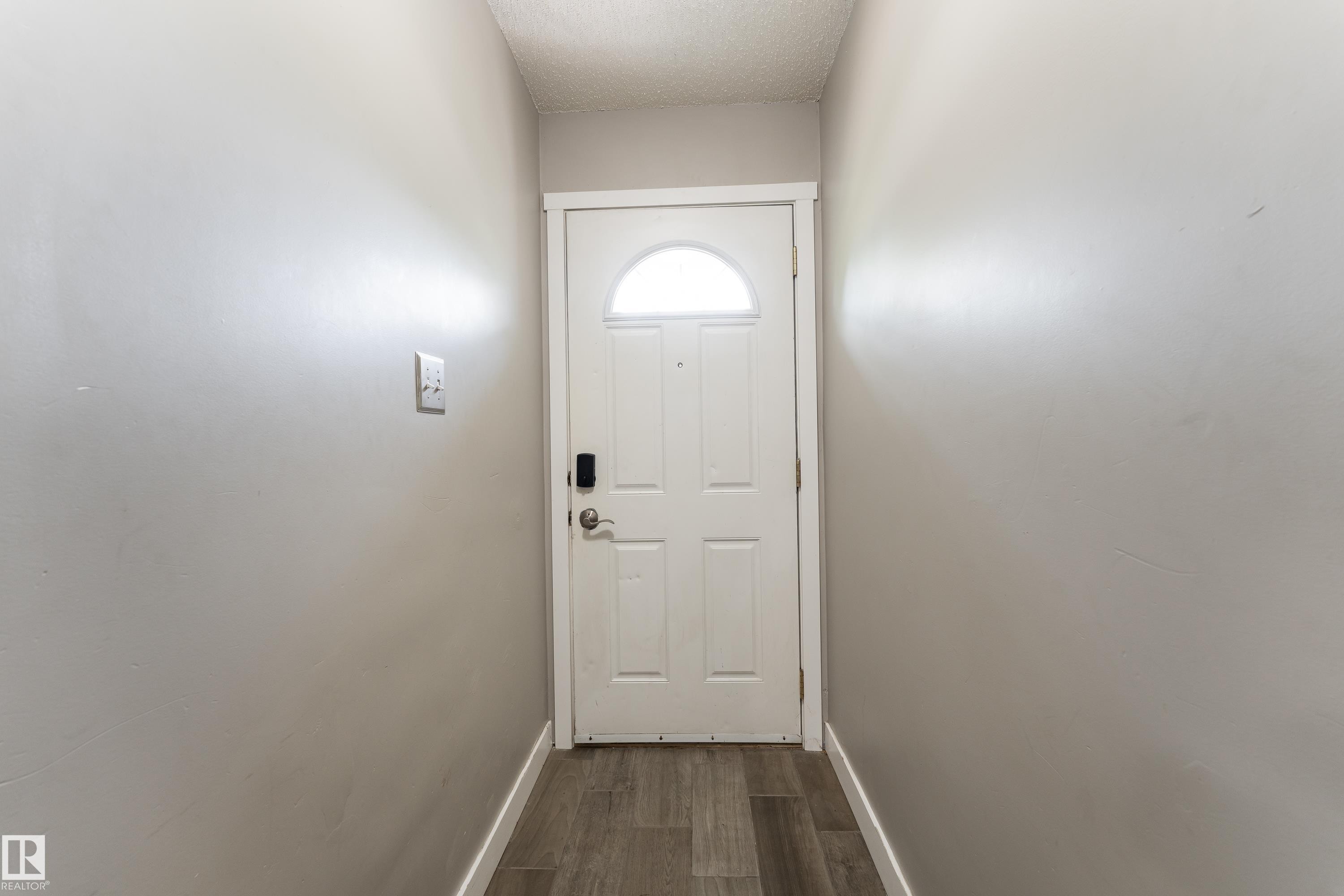 #2 4707 126 Av Nw, Edmonton, AB - Indoor Photo Showing Other Room