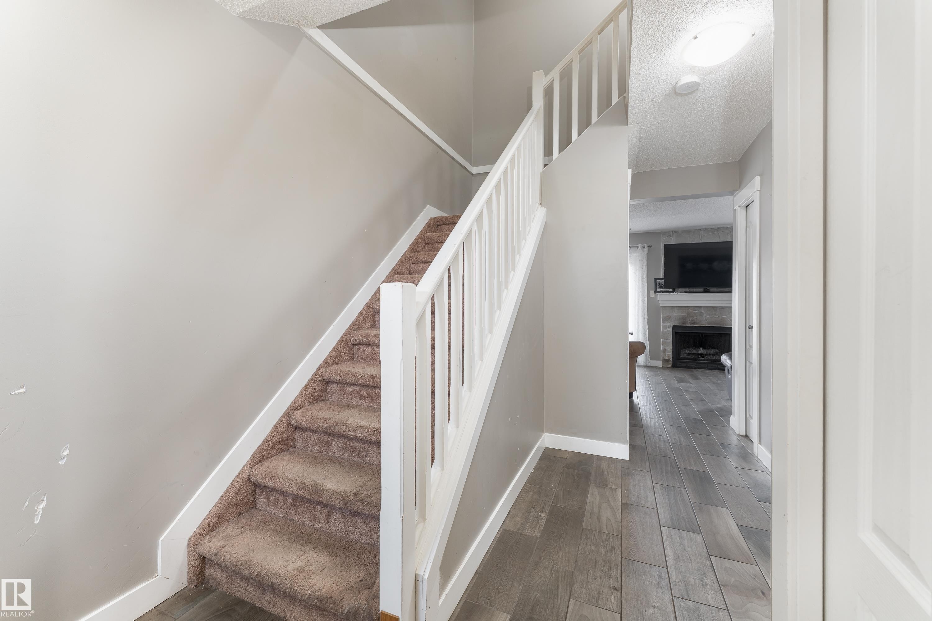 #2 4707 126 Av Nw, Edmonton, AB - Indoor Photo Showing Other Room