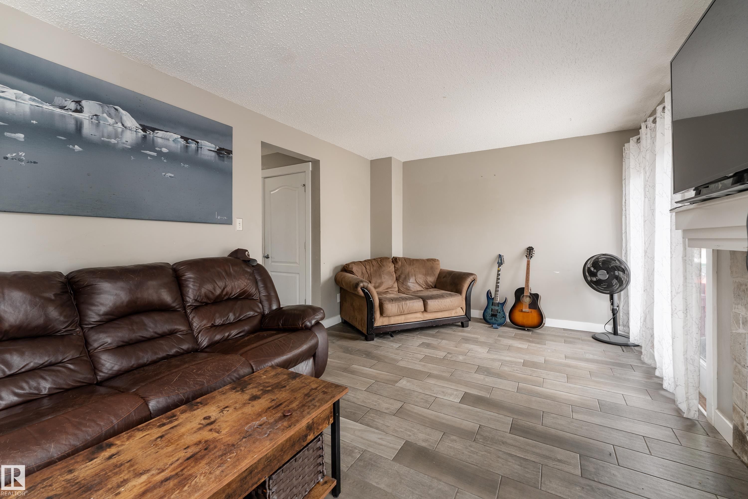#2 4707 126 Av Nw, Edmonton, AB - Indoor Photo Showing Living Room