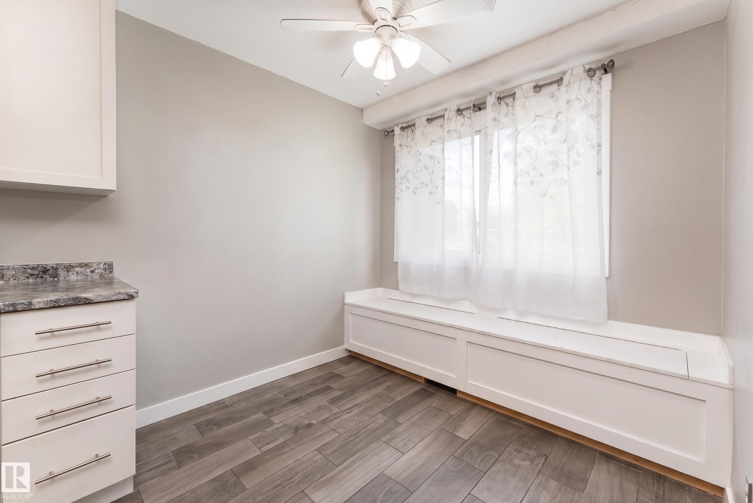 #2 4707 126 Av Nw, Edmonton, AB - Indoor Photo Showing Other Room
