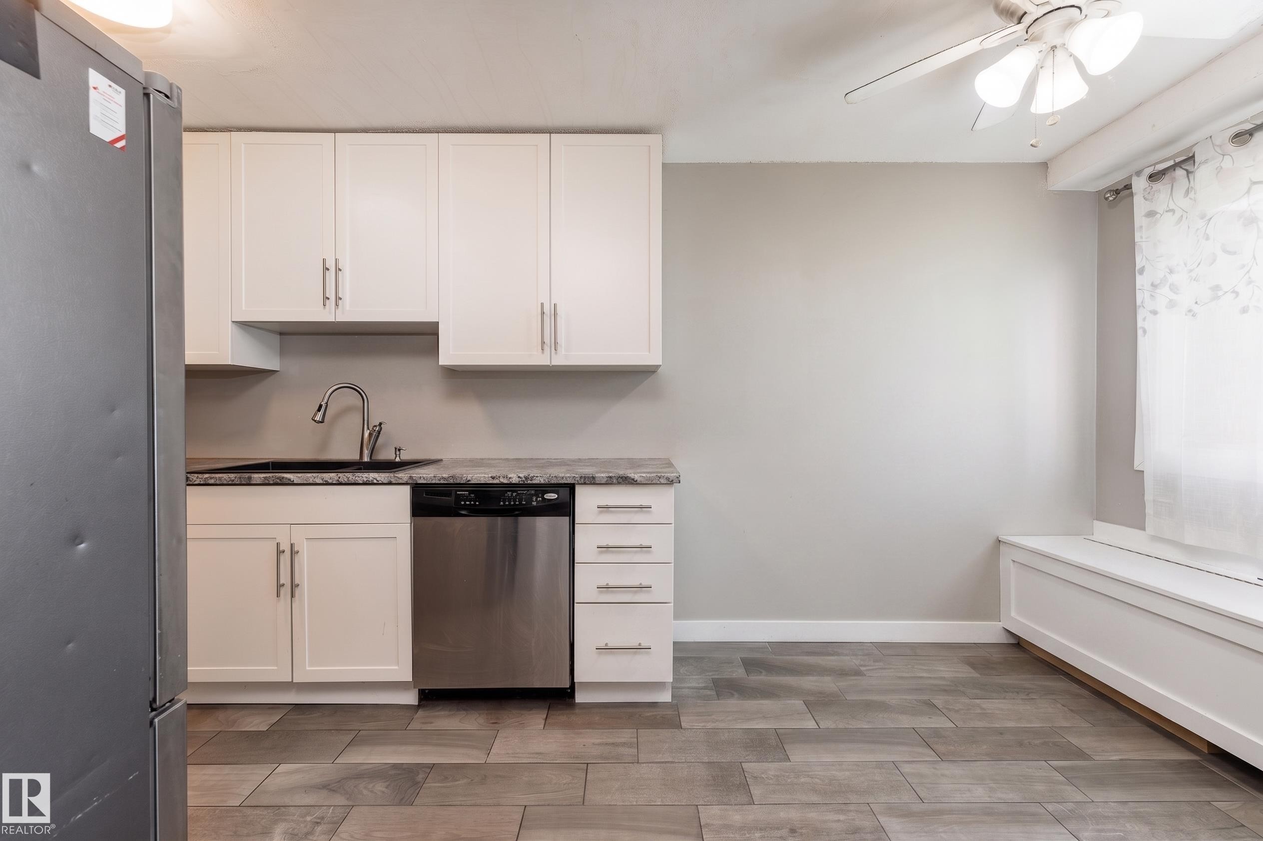#2 4707 126 Av Nw, Edmonton, AB - Indoor Photo Showing Kitchen