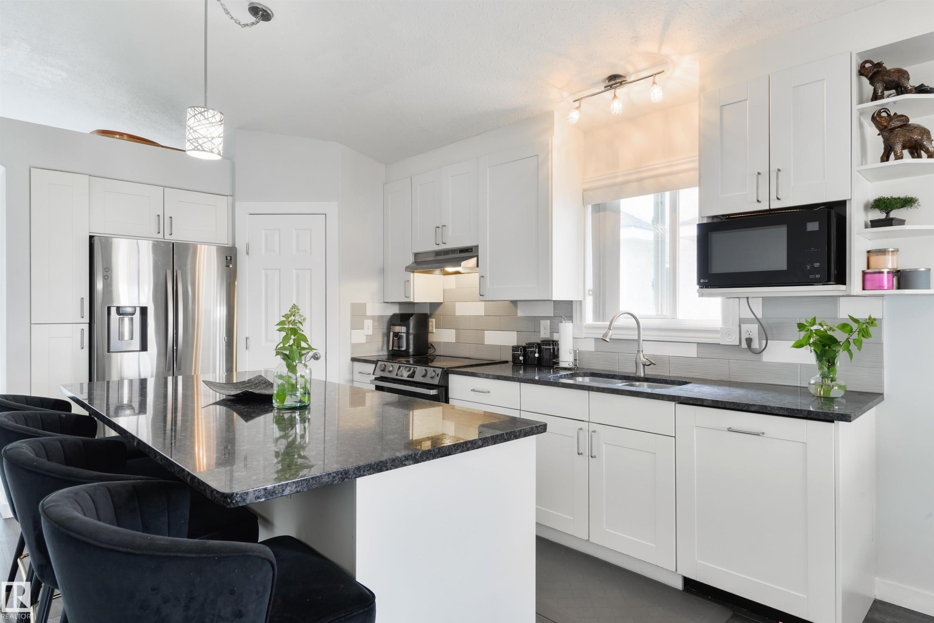 417 Hollick-Kenyon Road Nw, Edmonton, AB - Indoor Photo Showing Kitchen With Upgraded Kitchen
