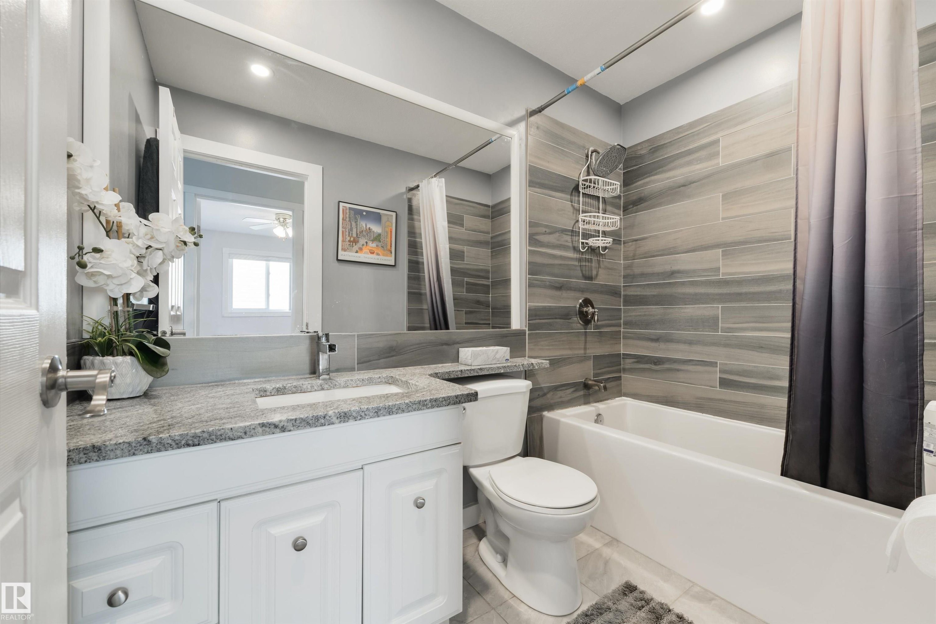 Main floor bathroom - 417 Hollick-Kenyon Road Nw, Edmonton, AB - Indoor Photo Showing Bathroom