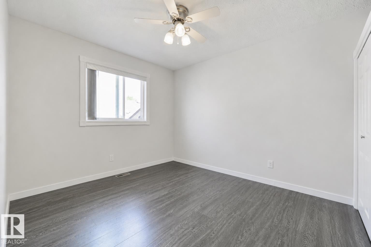417 Hollick-Kenyon Road Nw, Edmonton, AB - Indoor Photo Showing Other Room