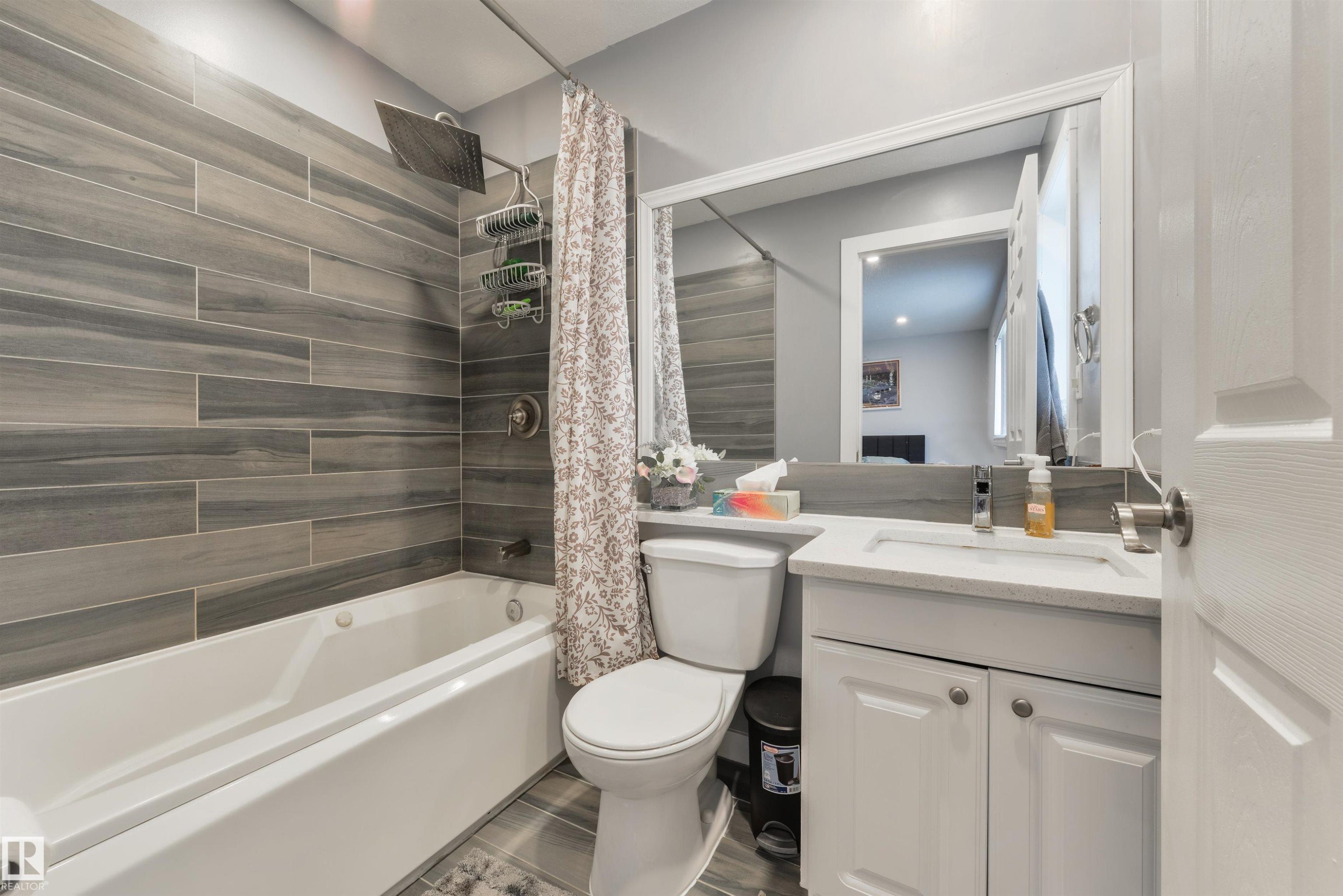 417 Hollick-Kenyon Road Nw, Edmonton, AB - Indoor Photo Showing Bathroom