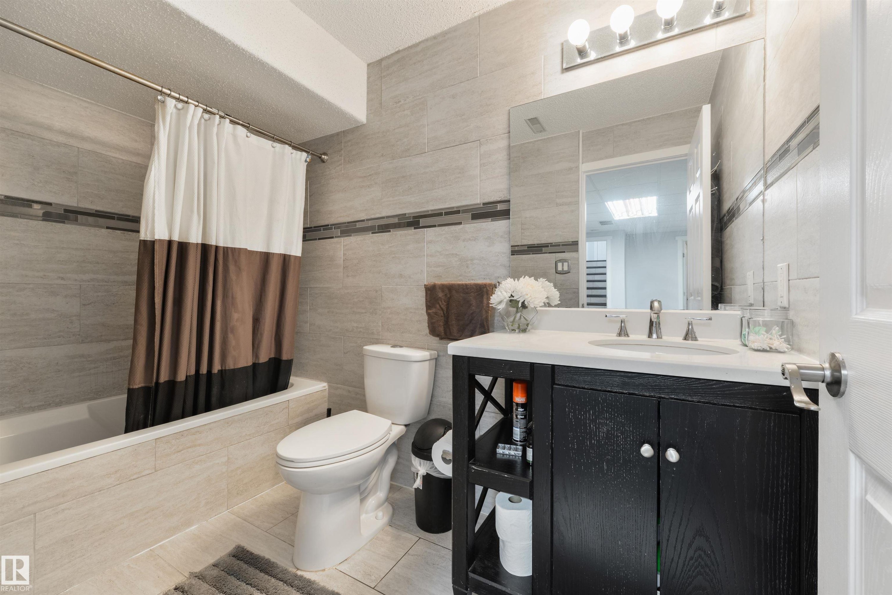 417 Hollick-Kenyon Road Nw, Edmonton, AB - Indoor Photo Showing Bathroom