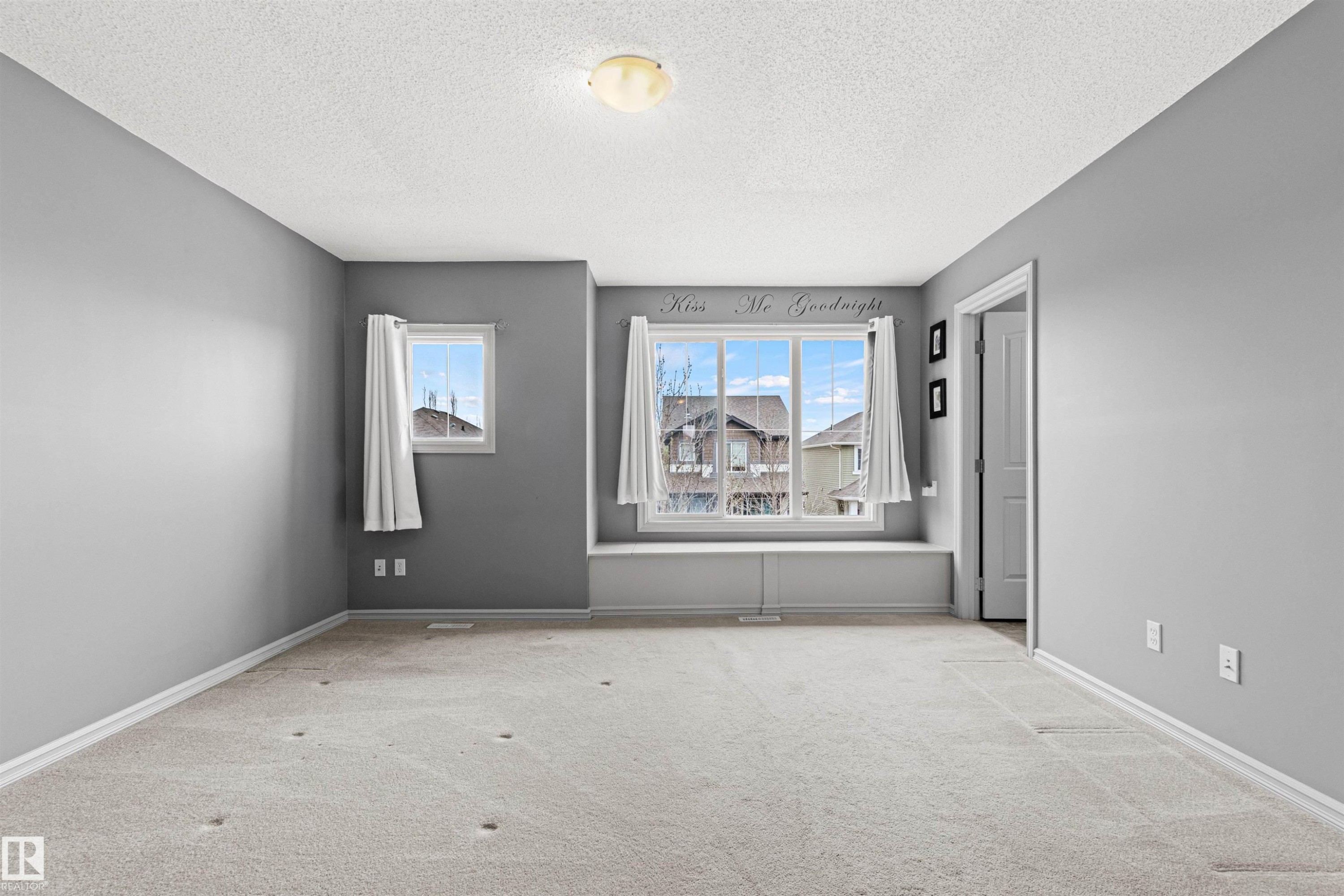 Spacious room featuring light gray walls, textured ceiling, and light-colored carpeting - 1154 35A Avenue Nw, Edmonton, AB - Indoor Photo Showing Other Room