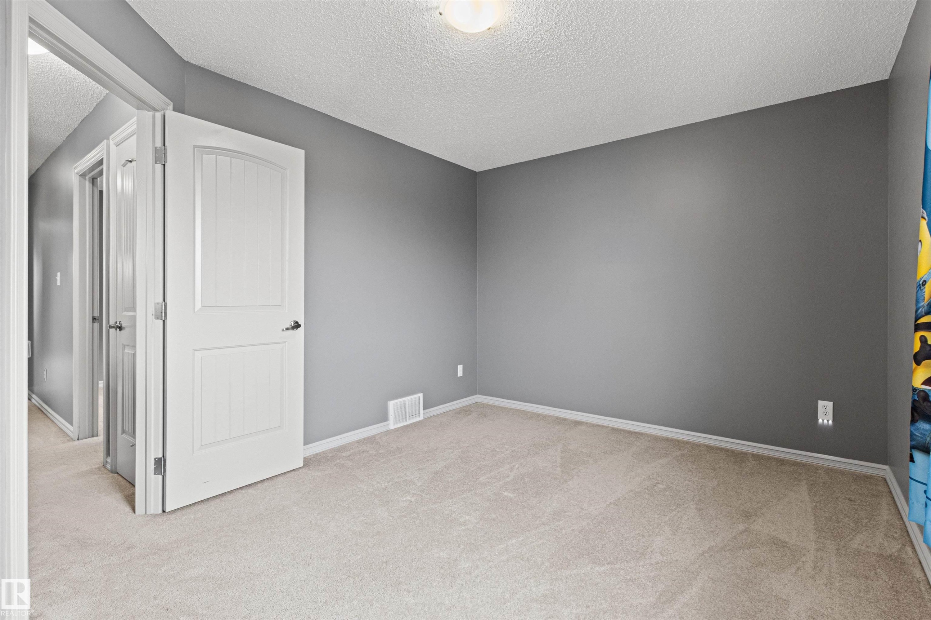 Carpeted room with neutral gray walls and white trim - 1154 35A Avenue Nw, Edmonton, AB - Indoor Photo Showing Other Room
