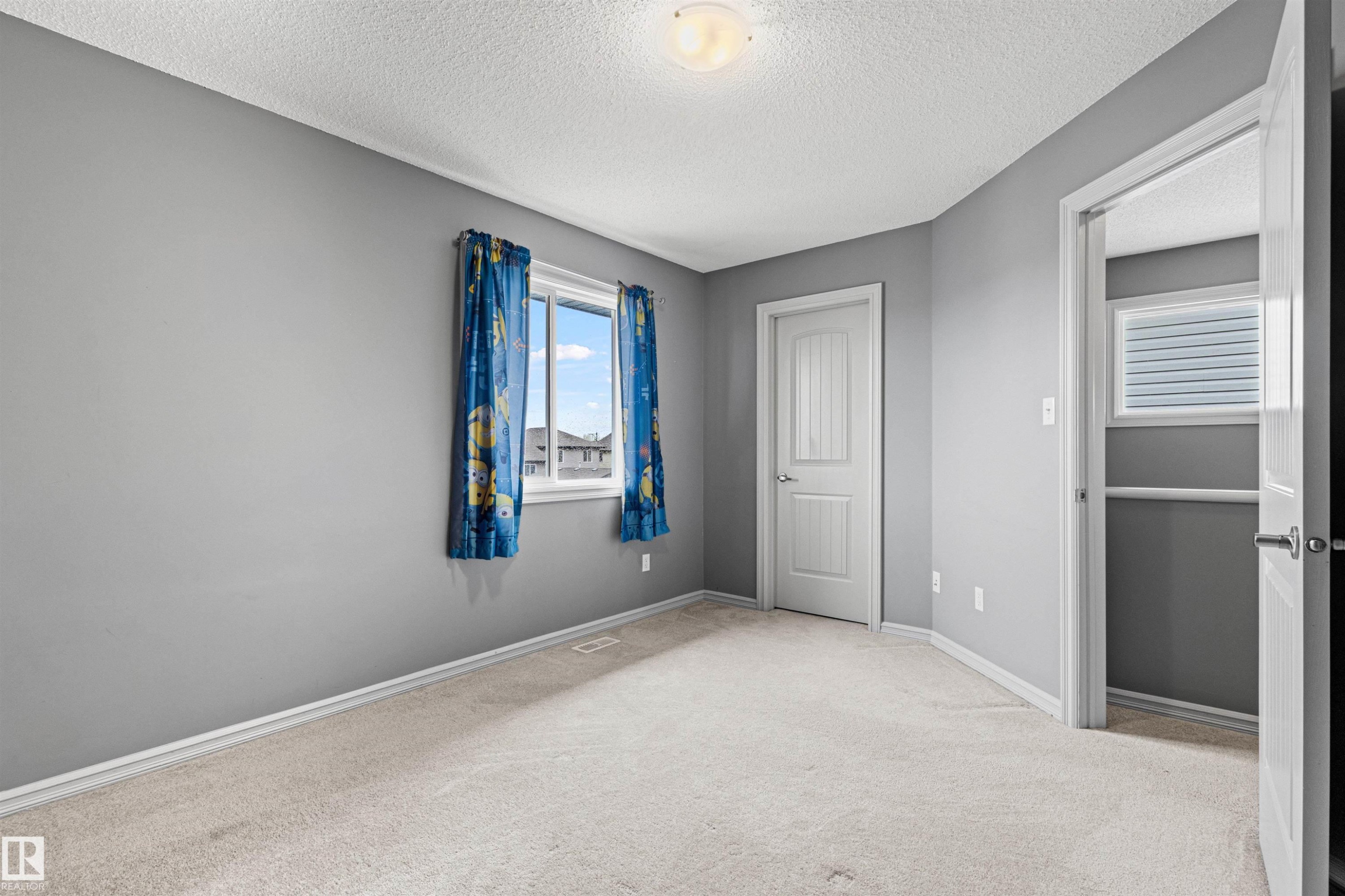 Carpeted room with a flush-mount ceiling light - 1154 35A Avenue Nw, Edmonton, AB - Indoor