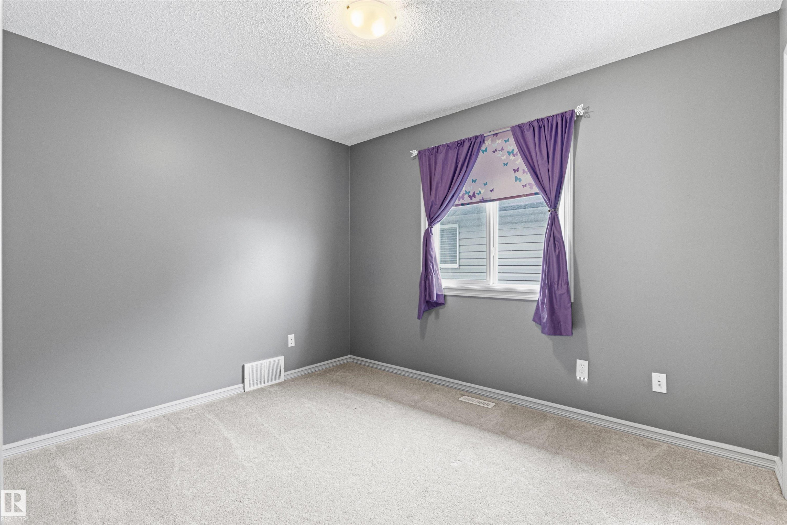 Neutral-toned room with light gray walls and plush carpet flooring - 1154 35A Avenue Nw, Edmonton, AB - Indoor Photo Showing Other Room