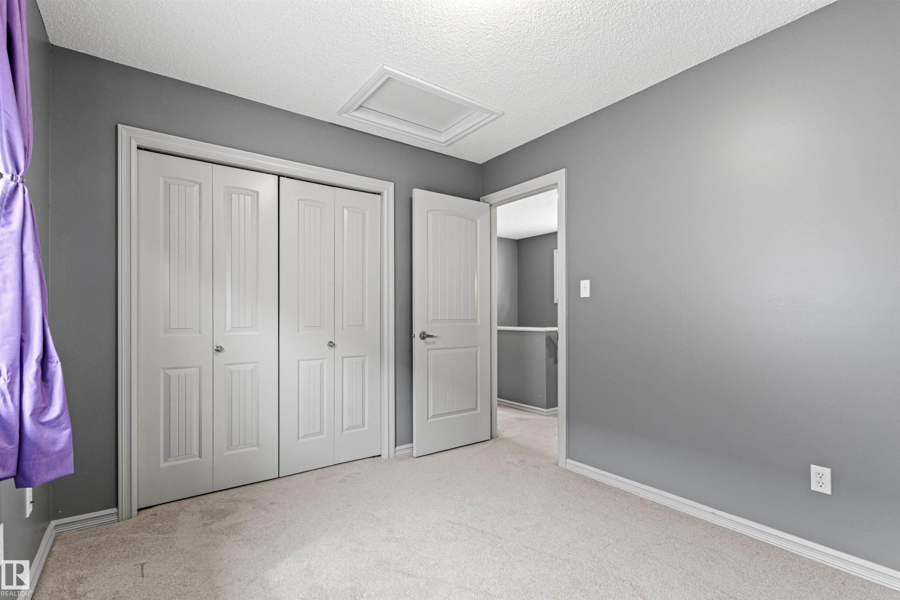 Neutral tone walls with white trim and carpeting - 1154 35A Avenue Nw, Edmonton, AB - Indoor