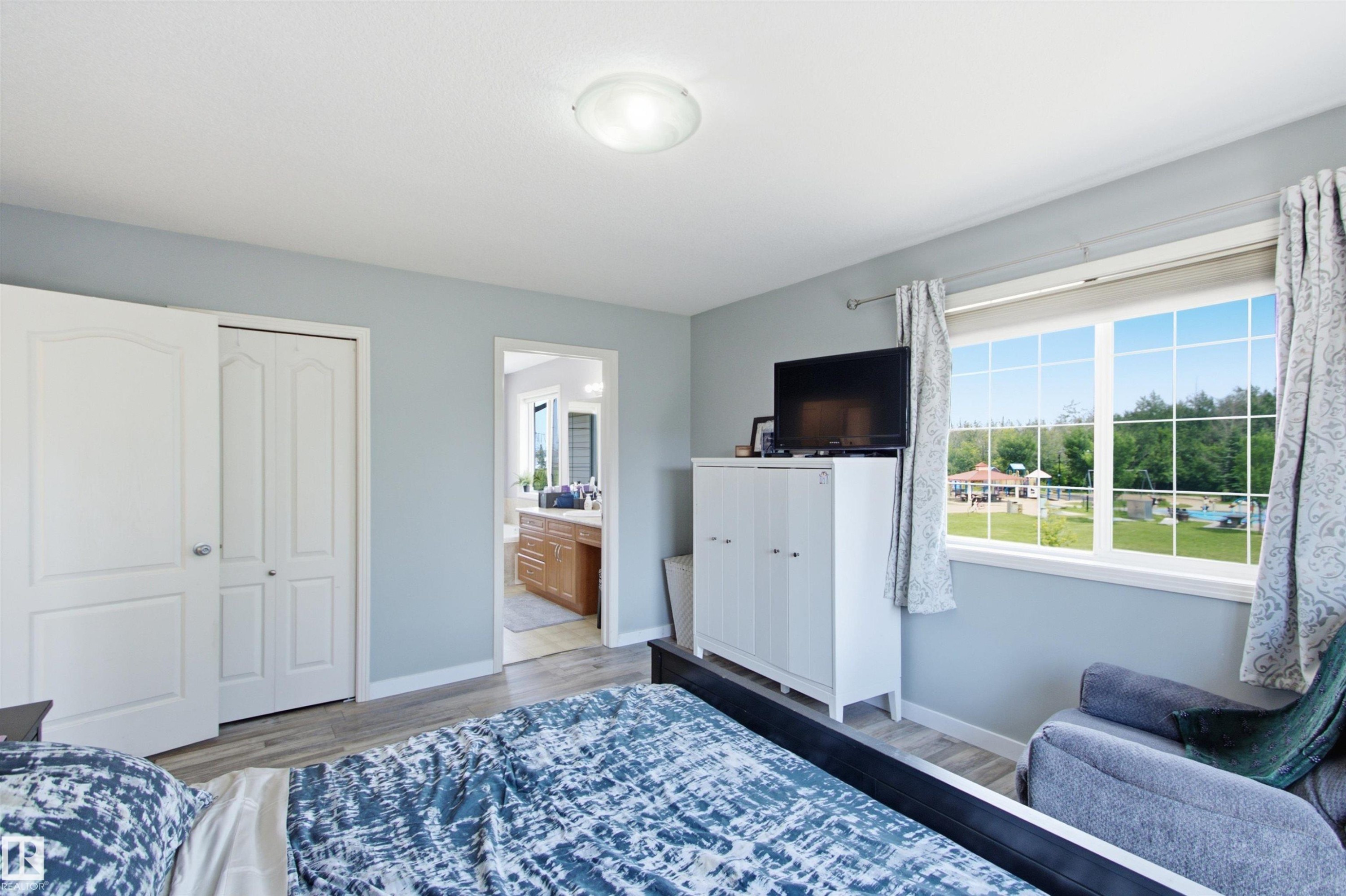 8203 5 Avenue Sw, Edmonton, AB - Indoor Photo Showing Bedroom