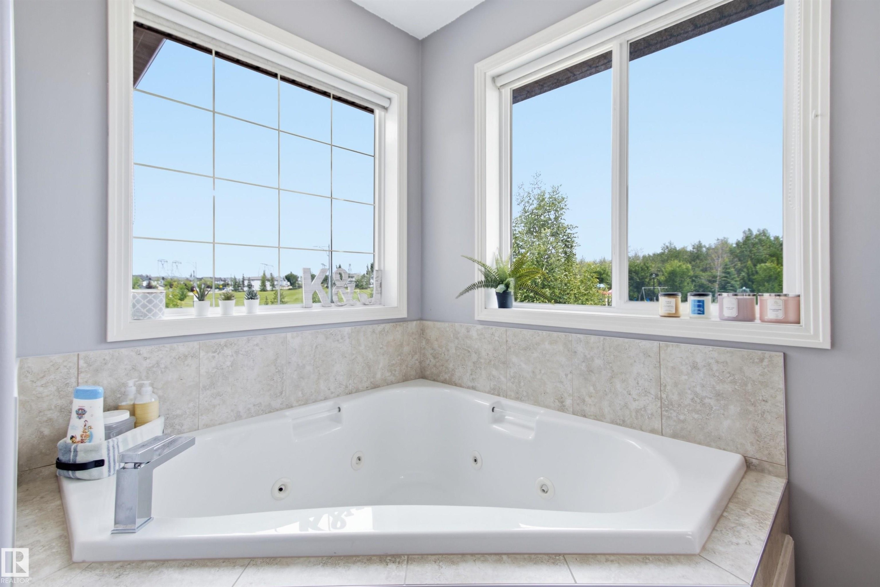 8203 5 Avenue Sw, Edmonton, AB - Indoor Photo Showing Bathroom