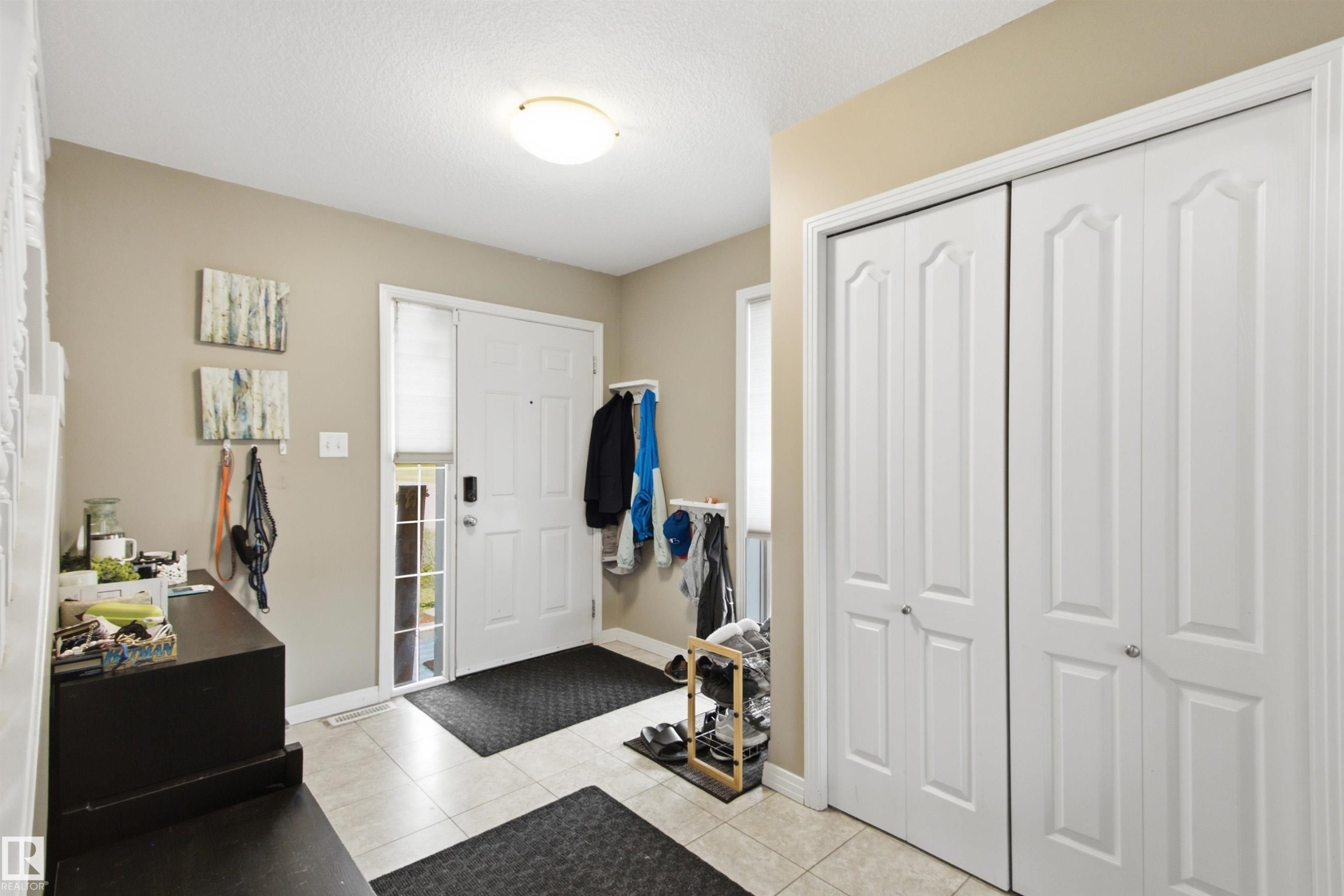 8203 5 Avenue Sw, Edmonton, AB - Indoor