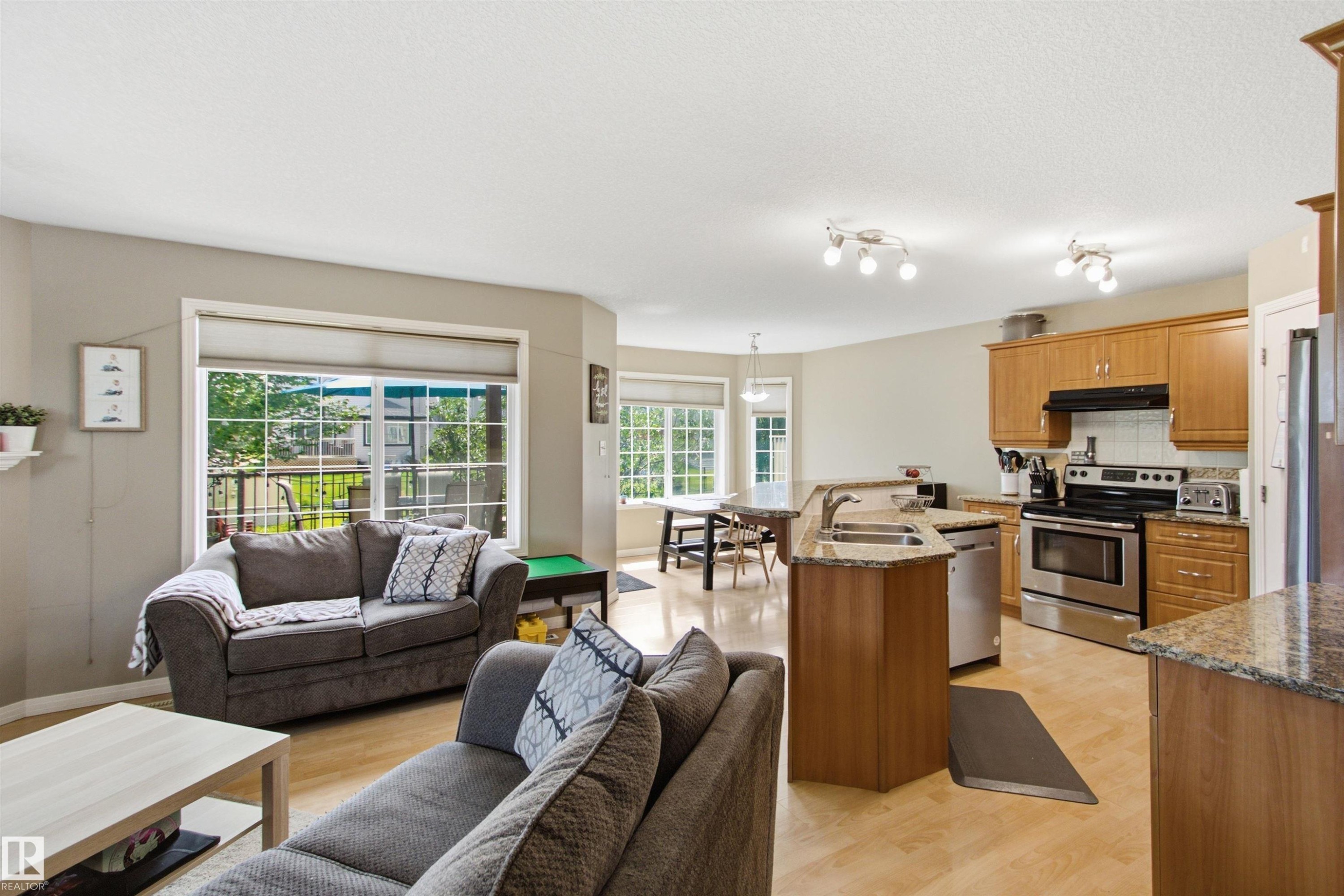 8203 5 Avenue Sw, Edmonton, AB - Indoor
